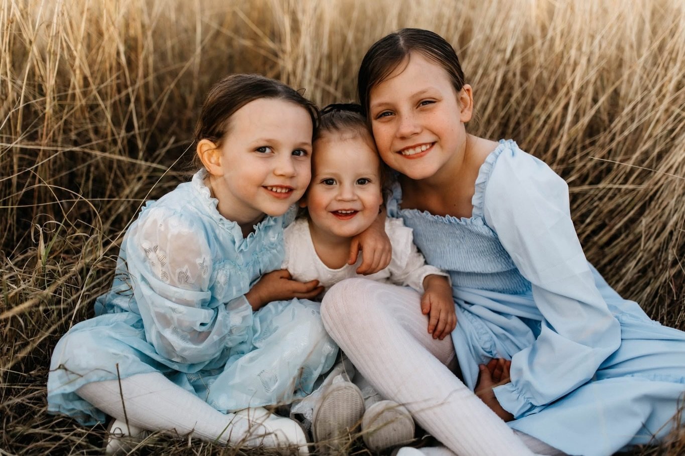 Yeah the girls! 🤍

This is my 6th shoot with these beautiful girls and their mumma!
What a pleasure it has been to watch them grow ✨

@lereepippenbacher 
Make up by @jessicamarshall_makeup 

 #sisters #girlclub #daughters #family #motherlove bigsist