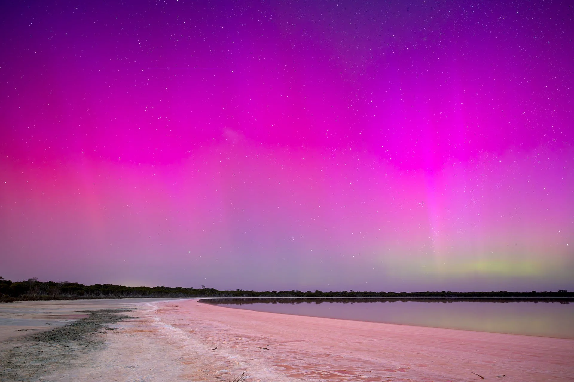 Aurora Australis making the sky pink at the Pink Lake