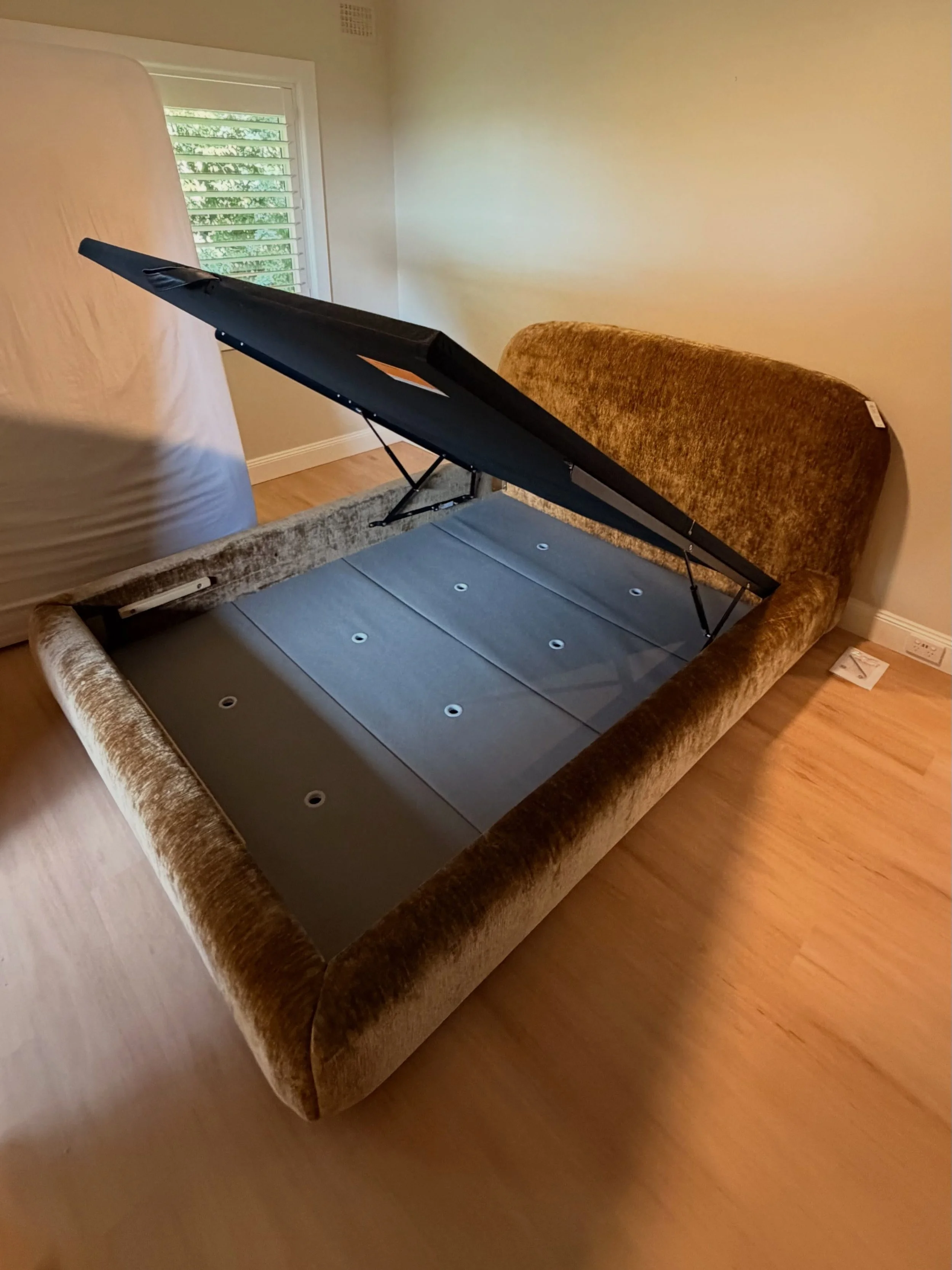Bed goes up.
Bed goes down.
Gas lift beds, bunk beds, cots, storage beds&hellip;
Assembly. Disassembly&hellip; I&rsquo;ve got you.
🛏️