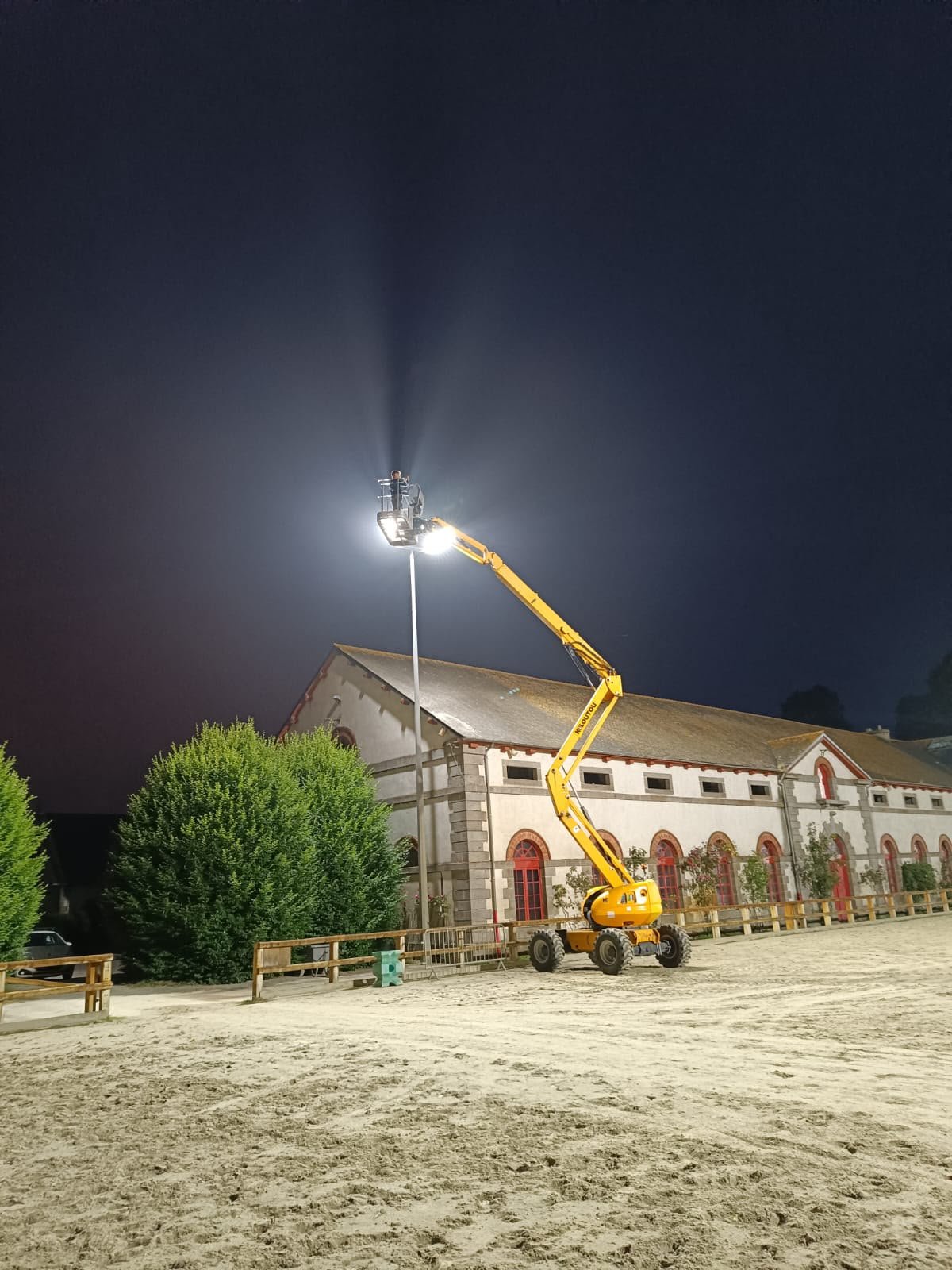 Rénovation de l’éclairage d’une carrière équestre : jusqu’à 60% de puissance en moins au Haras national de Lamballe