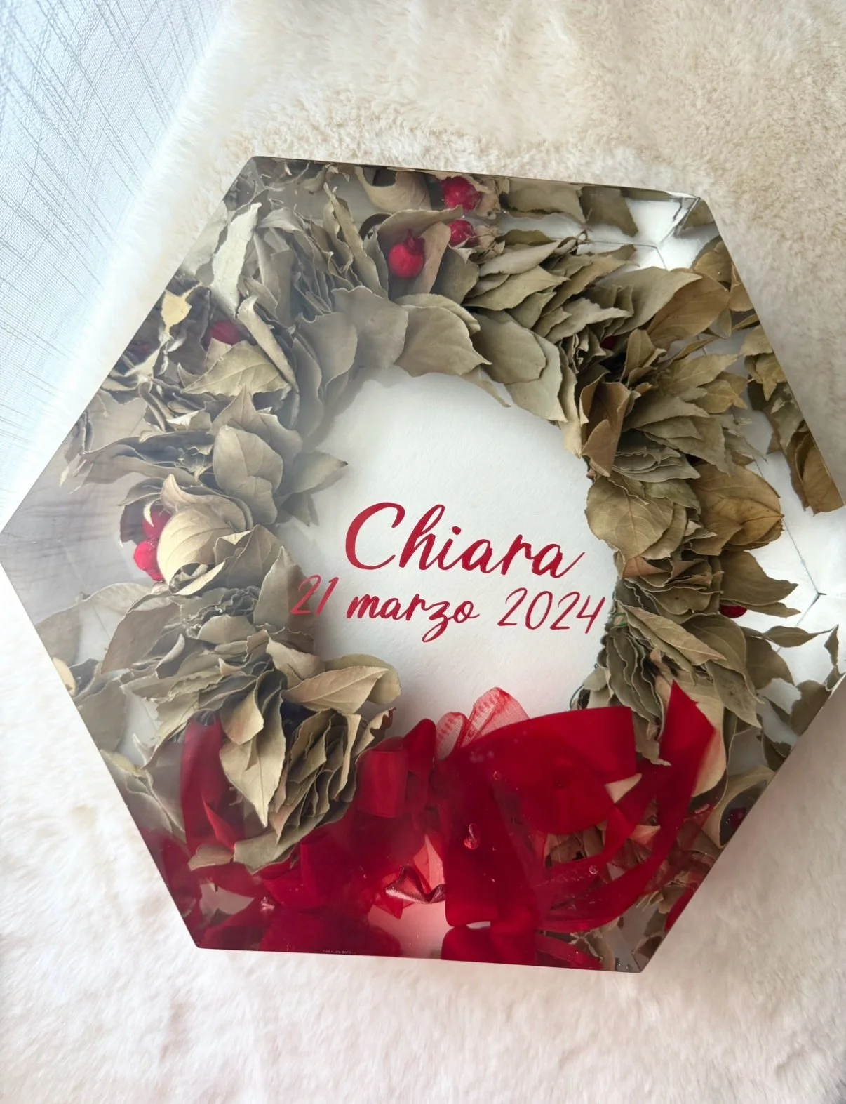 Ci sono oggetti che custodiscono ricordi, e ricordi che meritano di continuare a vivere 🥹

Anche la corona di Chiara ha trovato una nuova forma, una nuova anima, grazie a una creazione personalizzata in resina. Quello che un tempo riposava in una sc