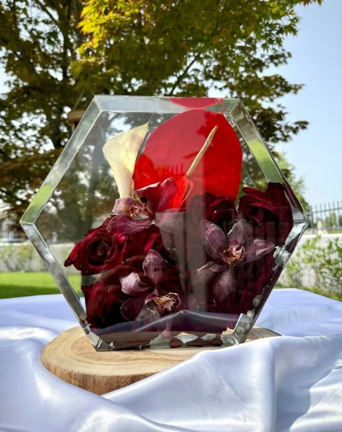 Il bouquet di Gaia: originale, brillante, grintoso&hearts;️

Ho avuto l&rsquo;onore di trasformarlo per sempre, dando nuova vita ai suoi fiori in 3 bellissime creazioni: un grande esagono dedicato agli sposi e due fermalibri, uno per ciascuna delle l