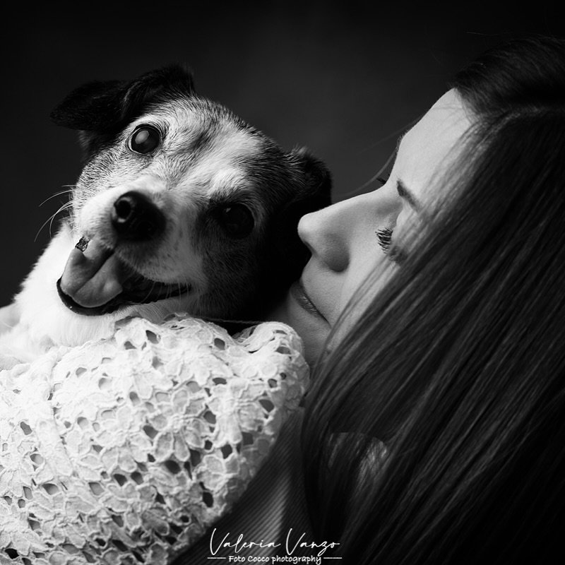 Una donna con un cane in bianco e nero.