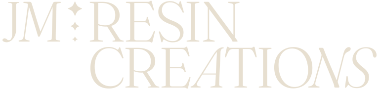 Logo di JM Resin Creations su sfondo nero.