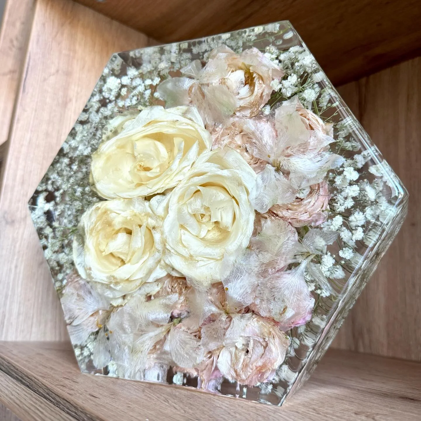Una creazione di resina con rose di sapone color crema.