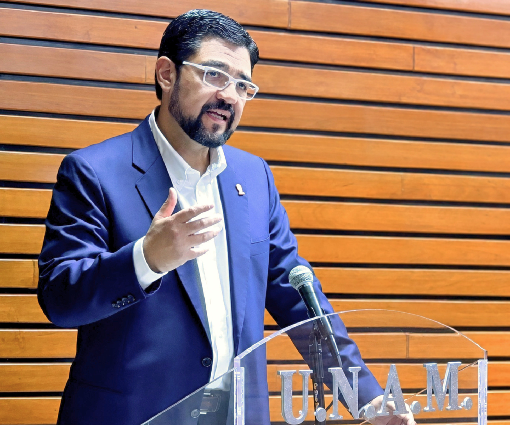 Roberto Duque Roquero dando una conferencia en la Universidad Nacional Autónoma de México en 2025.