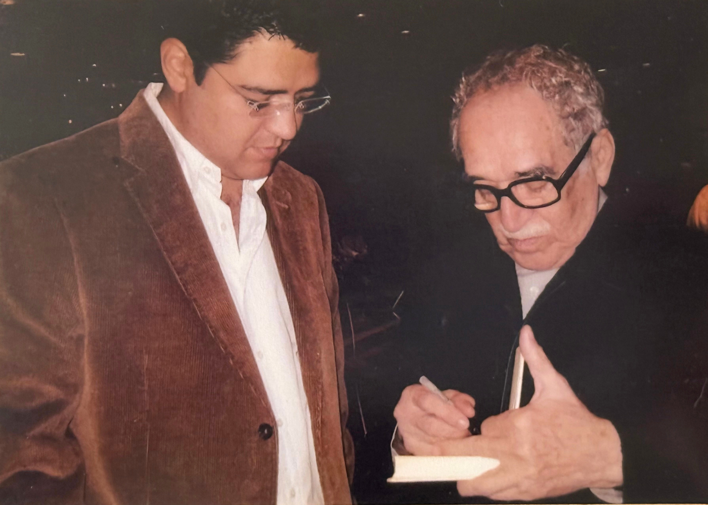 Gabriel García Márquez firmando un libro a Roberto Duque Roquero.
