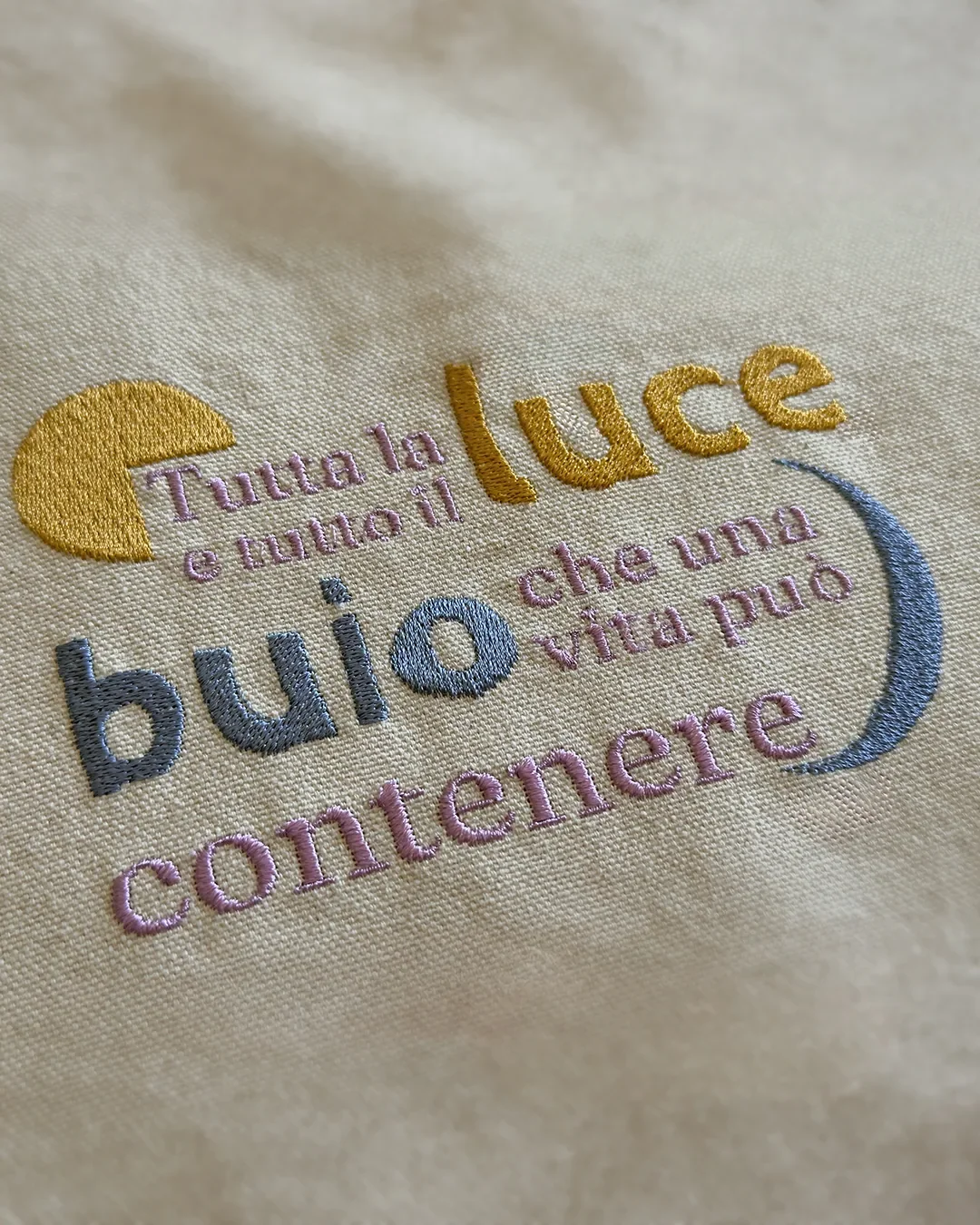 Tote bag Luce e Buio di Seeds LAB, ricamo