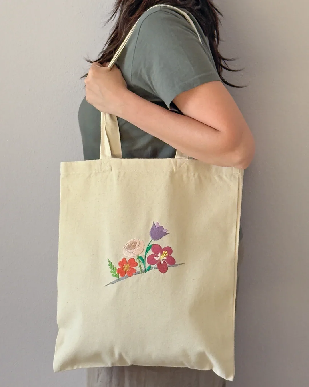 Tote bag Fiori Disobbedienti di Seeds LAB, indossata