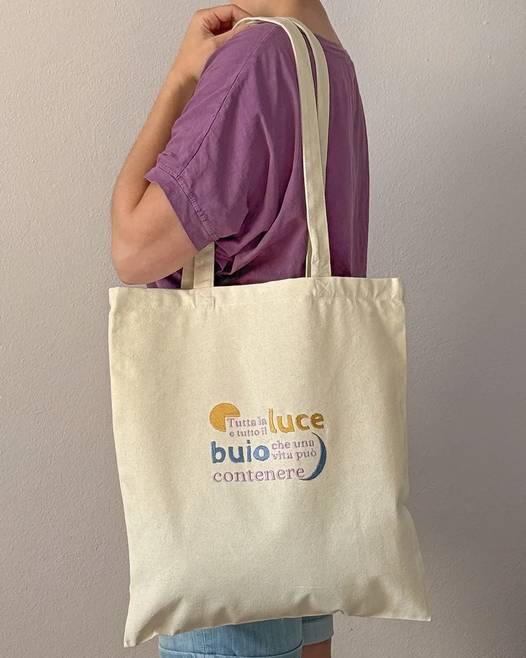 Tote bag Luce e Buio di Seeds LAB, indossata