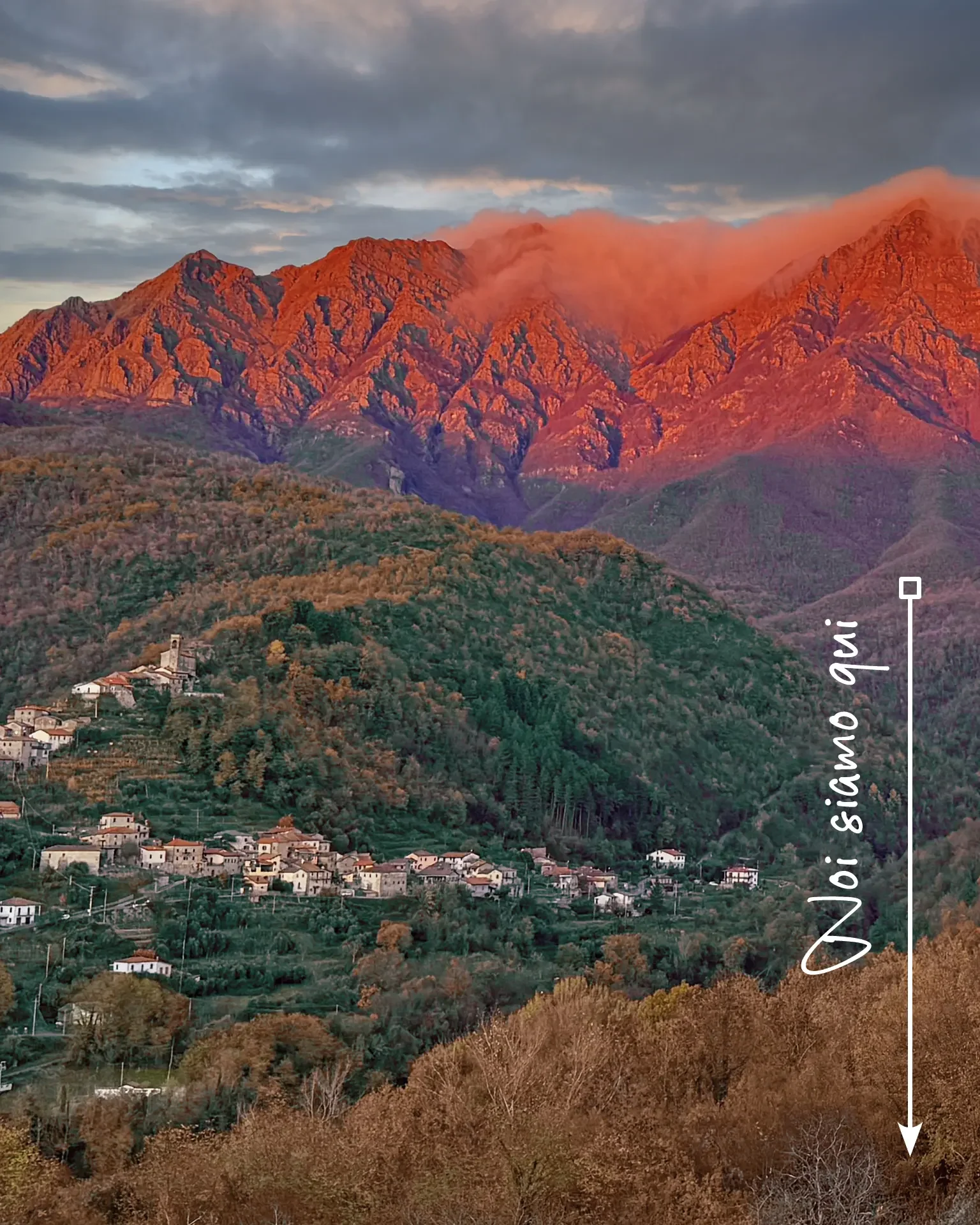 Crinale tosco appenninico visto dalla val Caprio, alta Lunigiana. Tramonto autunnale