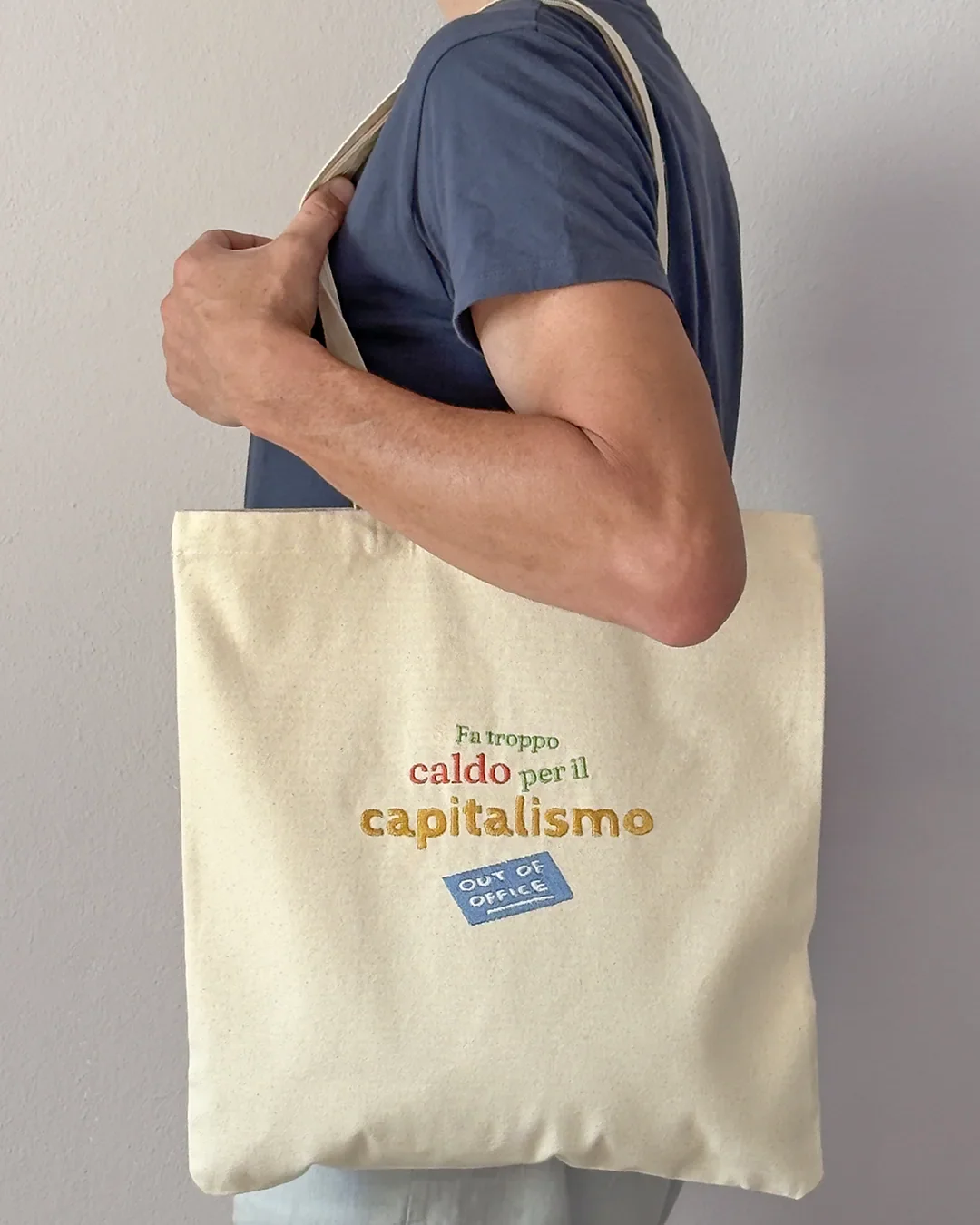 Tote bag Out of Office di Seeds LAB, indossata