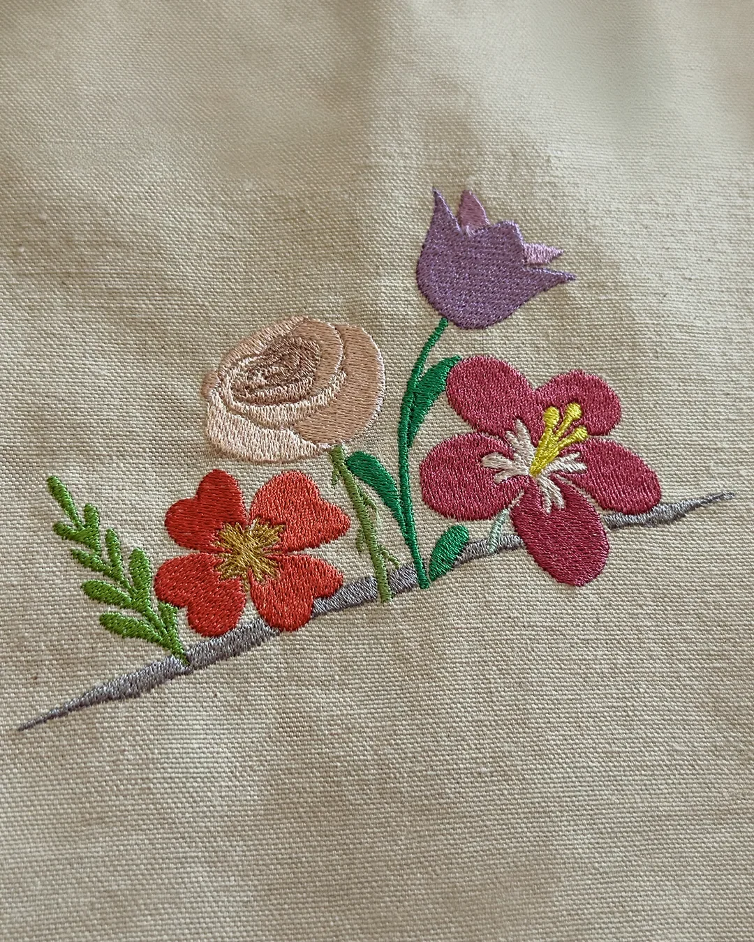 Tote bag Fiori Disobbedienti di Seeds LAB, ricamo