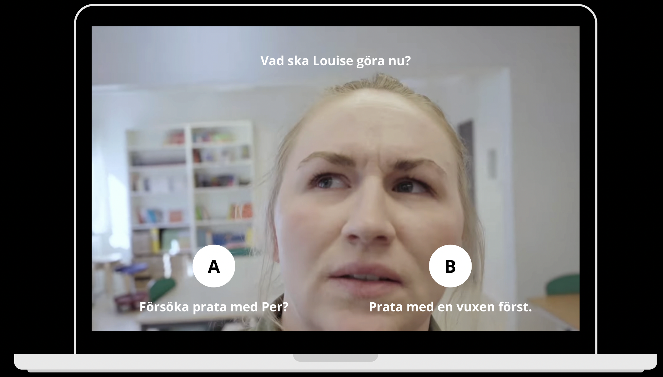 En skärmbild av en videokonversation på en dator med en kvinna i ett klassrum. Texten på bilden lyder "Vad ska Louise göra nu?" och det finns två alternativ: "Försöka prata med Per?" och "Prata med en vuxen först."