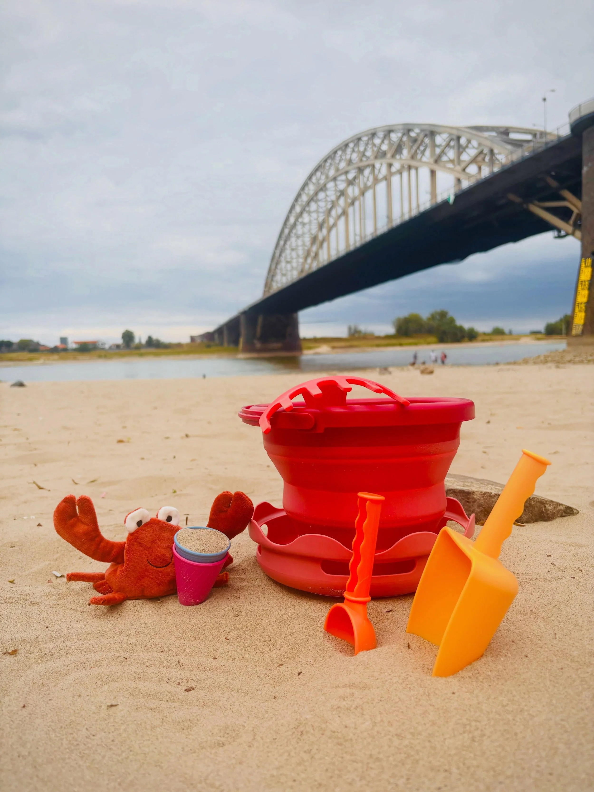 🦀 Gaan jullie ook naar het strand? Vergeet ons dan niet! Deze 7 in 1 compacte strand emmer is bij ons in de winkel voor &euro;19,99. 

#speelgoedwinkel #nijmegen #strand #deregenboog