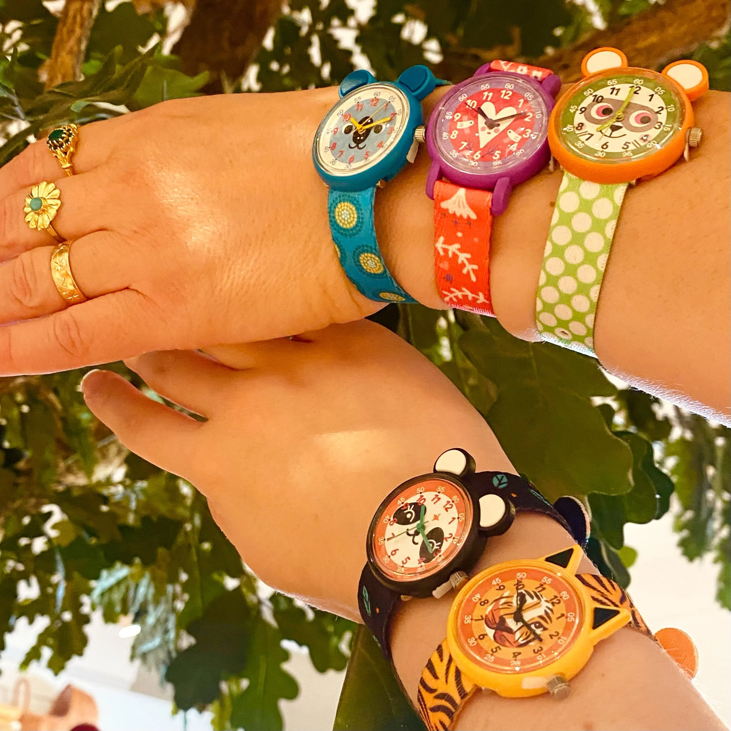 Het schooljaar is weer begonnen, komen jullie op tijd? 🕰️☀️ Wij hebben weer veel mooie Djeco horloges vanaf 29,99. 

#nijmegen #speelgoedwinkel #deregenboog #horloge