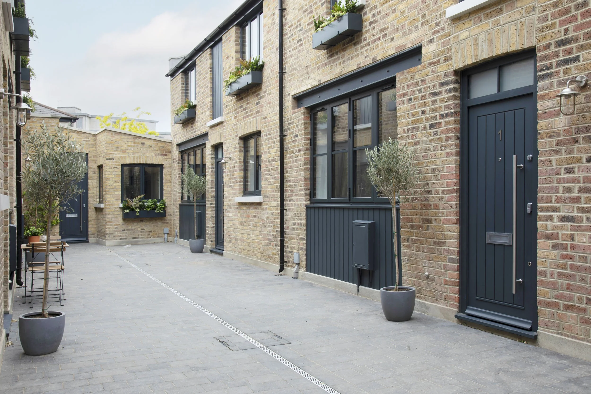 elizabeth-owens-architecture-london-mews-courtyard-overview.jpg