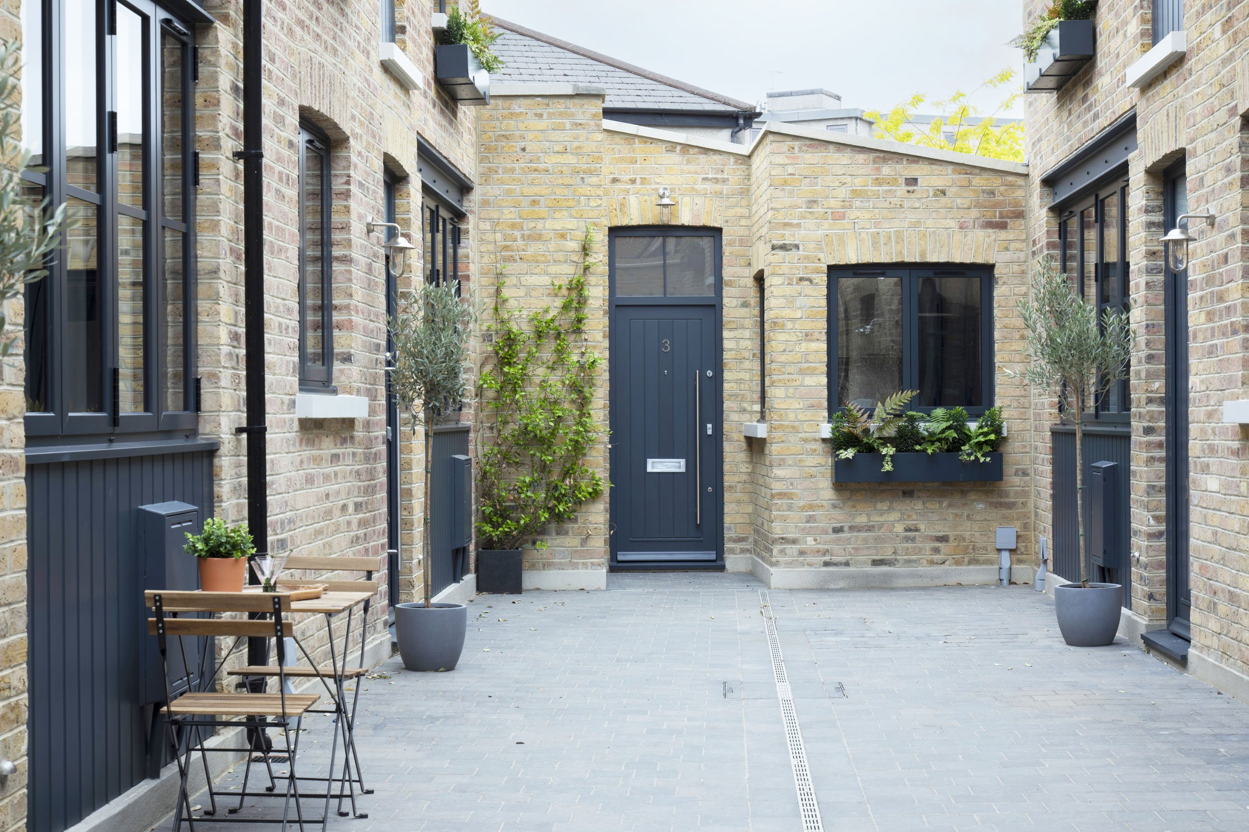 elizabeth-owens-architecture-london-mews-courtyard-view.jpg