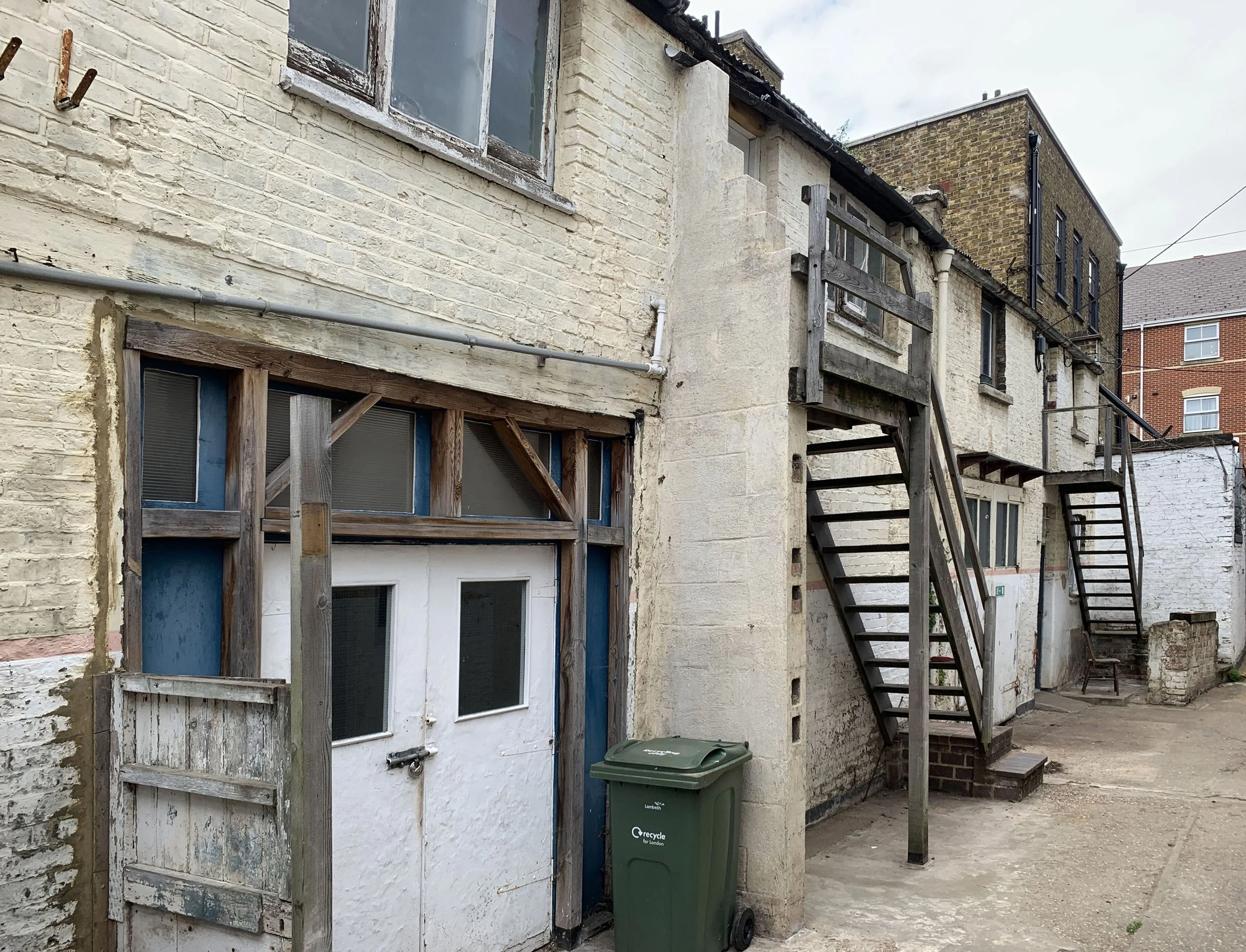 elizabeth-owens-architecture-mews-outbuildings-before-renovation.jpg