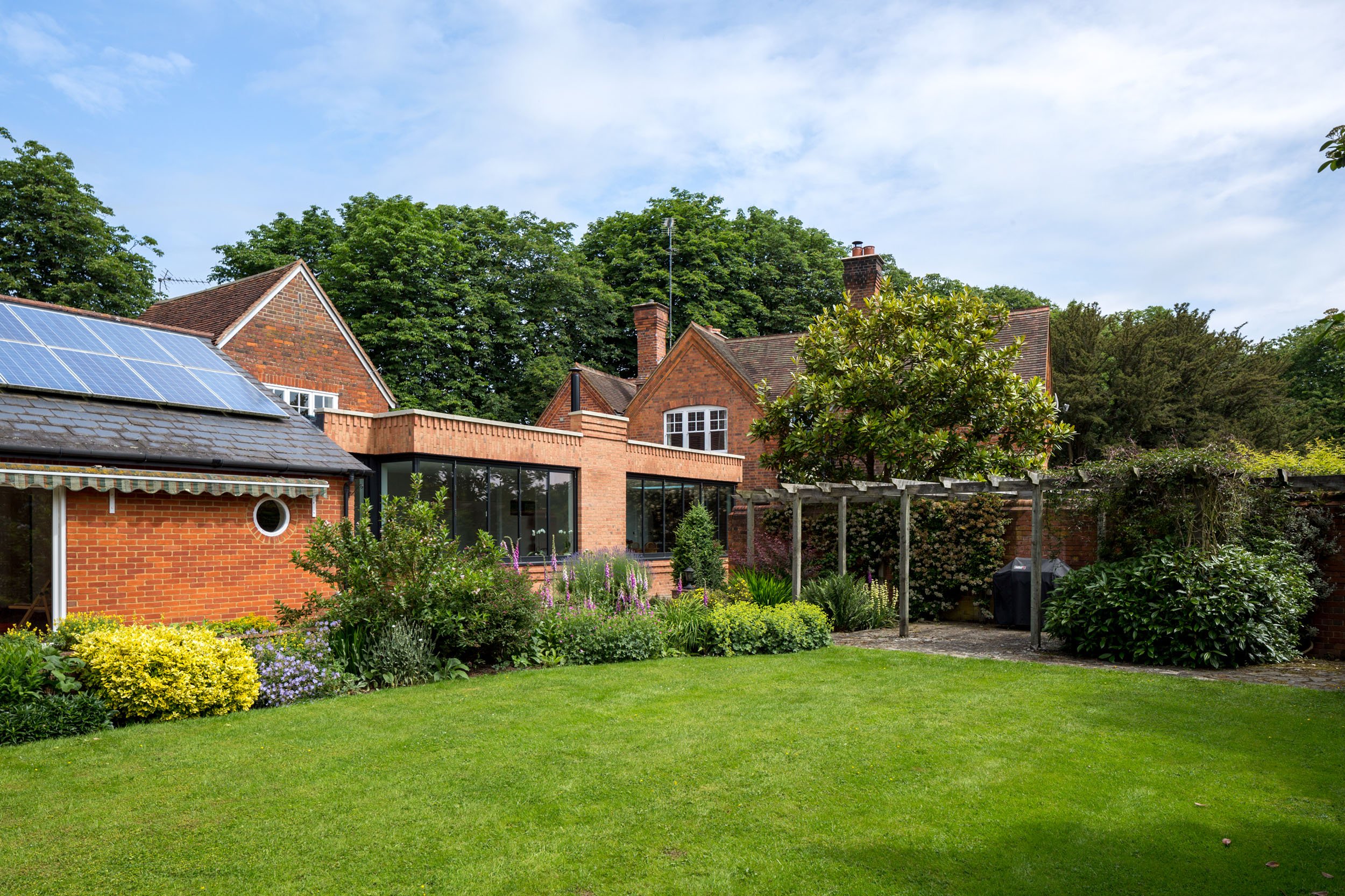elizabeth-owens-architecture-oxfordshire-brick-extension-garden-view.jpg