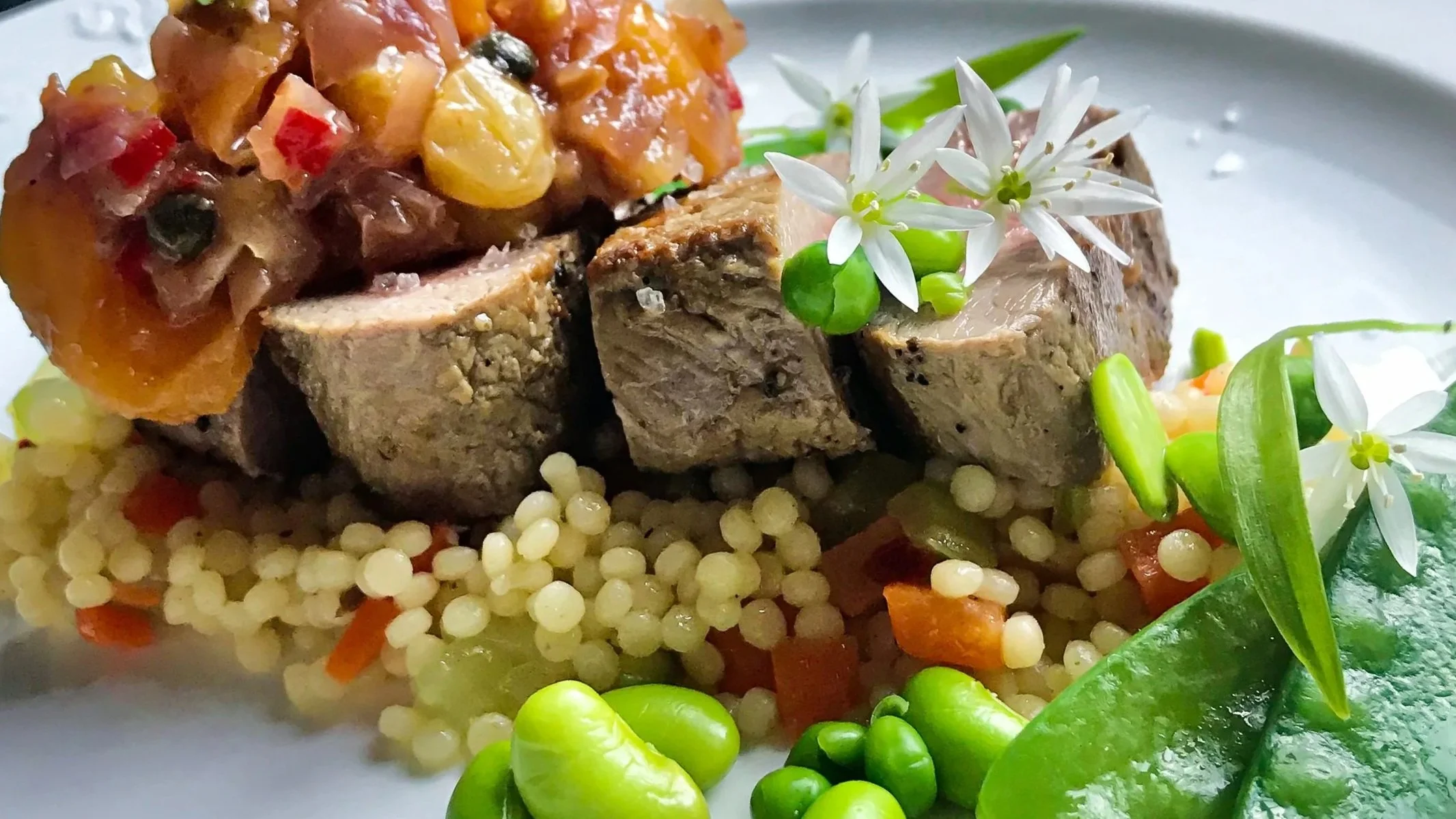 Verfijnd hoofdgerecht met seizoensproducten, geserveerd tijdens een culinaire ervaring op maat.