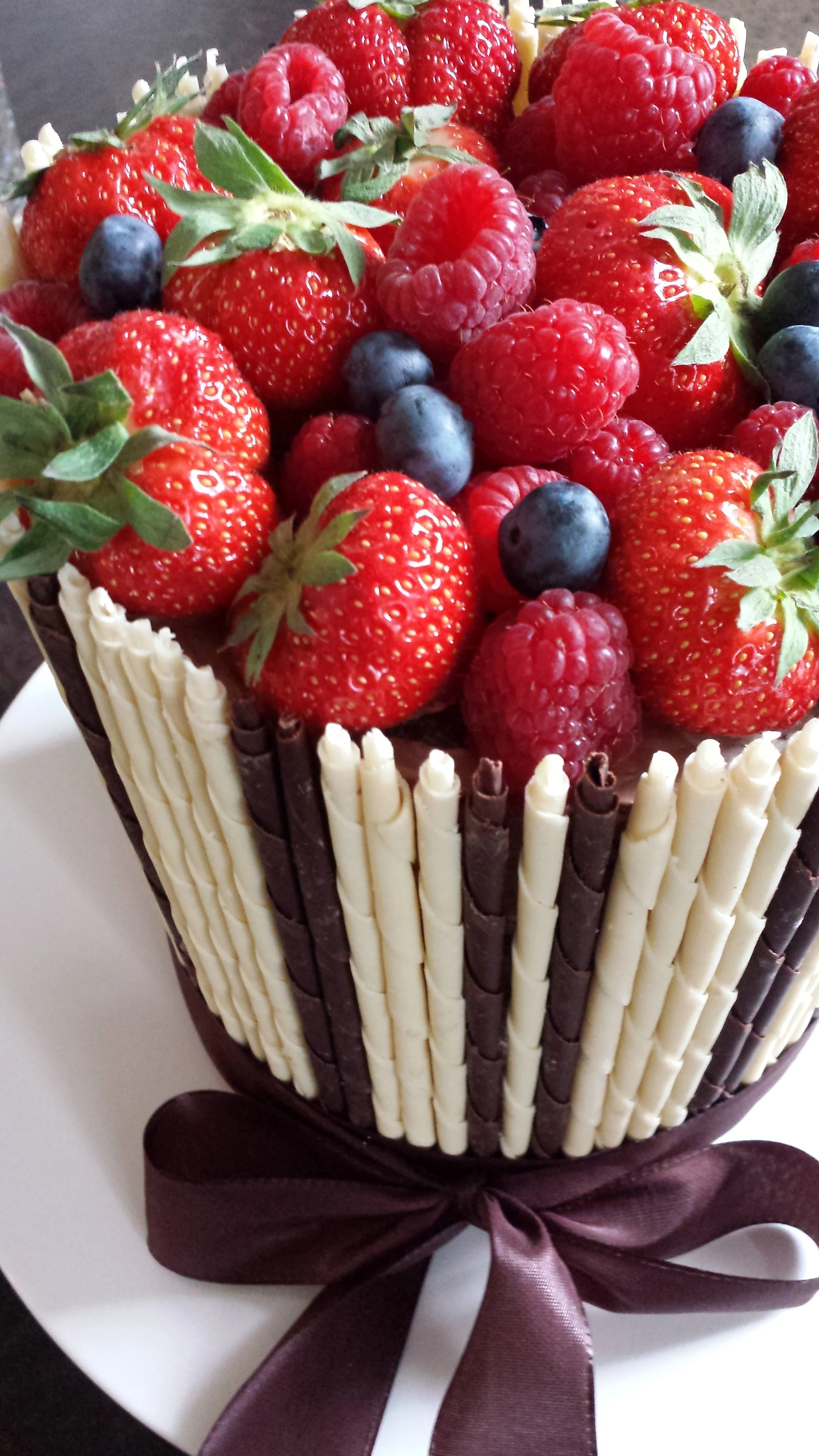 Taart op maat met aardbeien, frambozen, blauwe bessen en chocolade