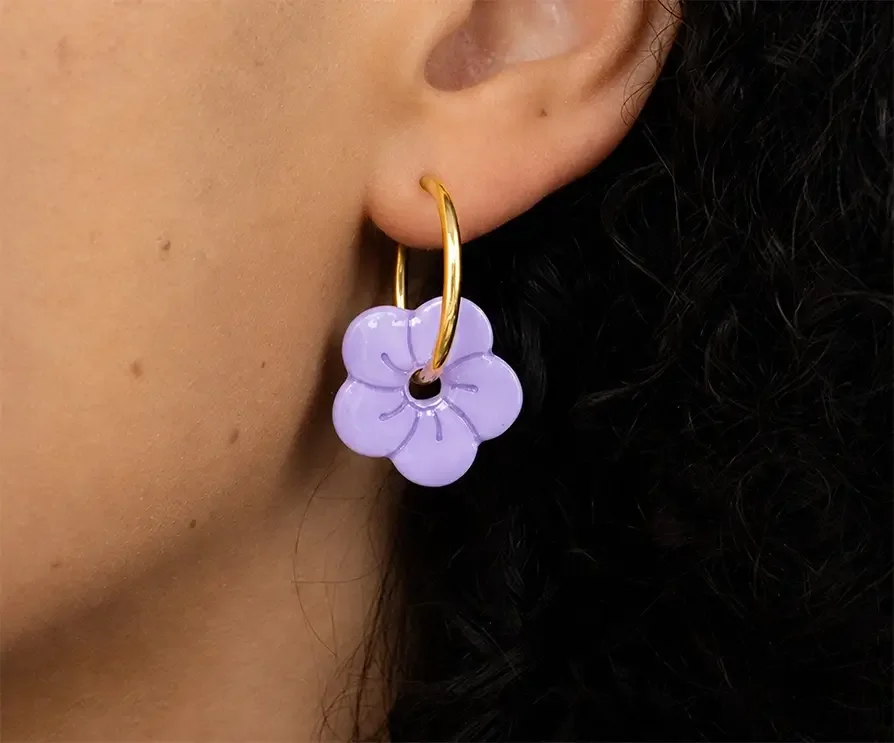 Créole dorée avec pampille florale violette interchangeable portée