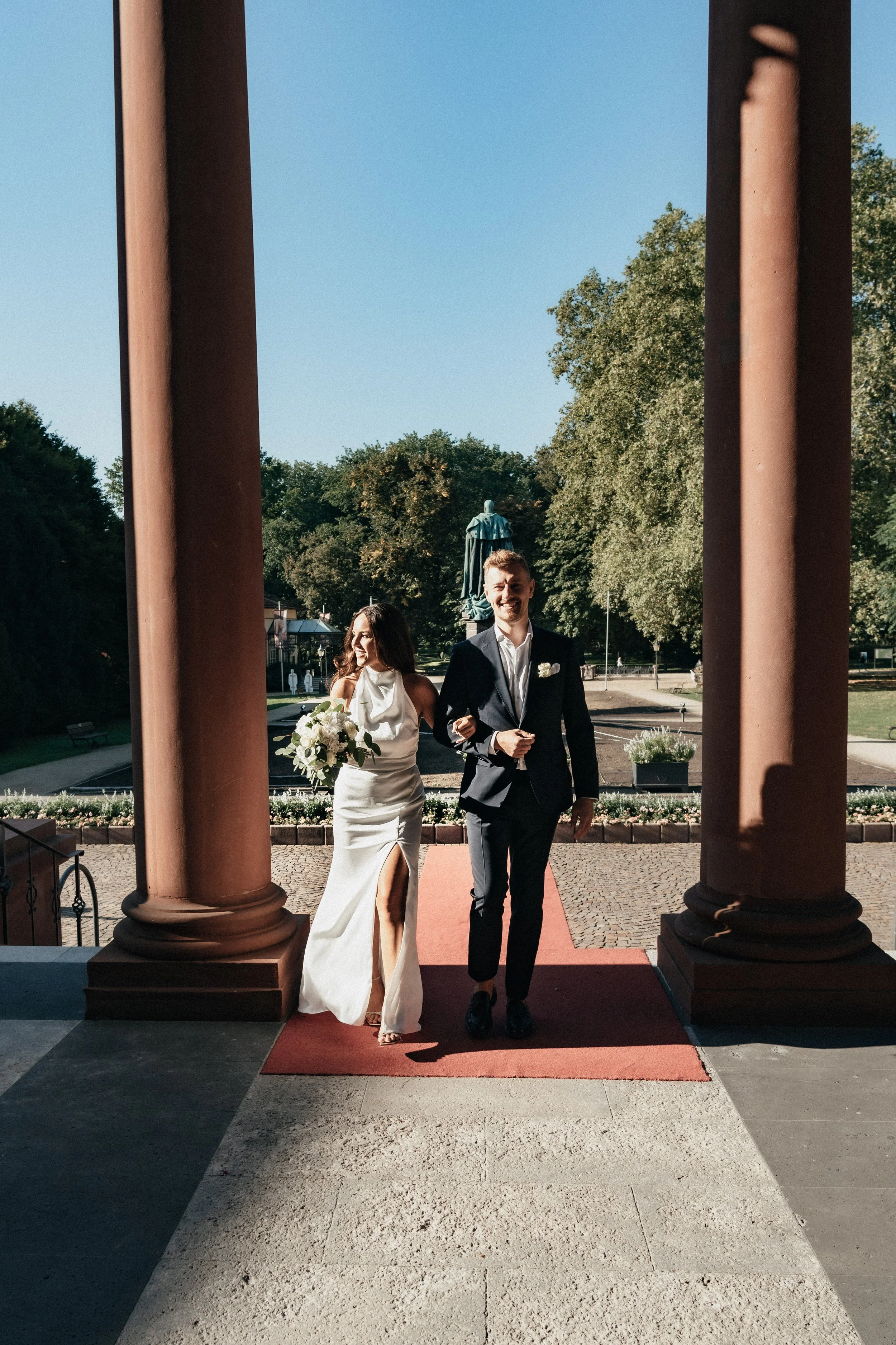 Bride and groom arriving to the wedding ceremony.