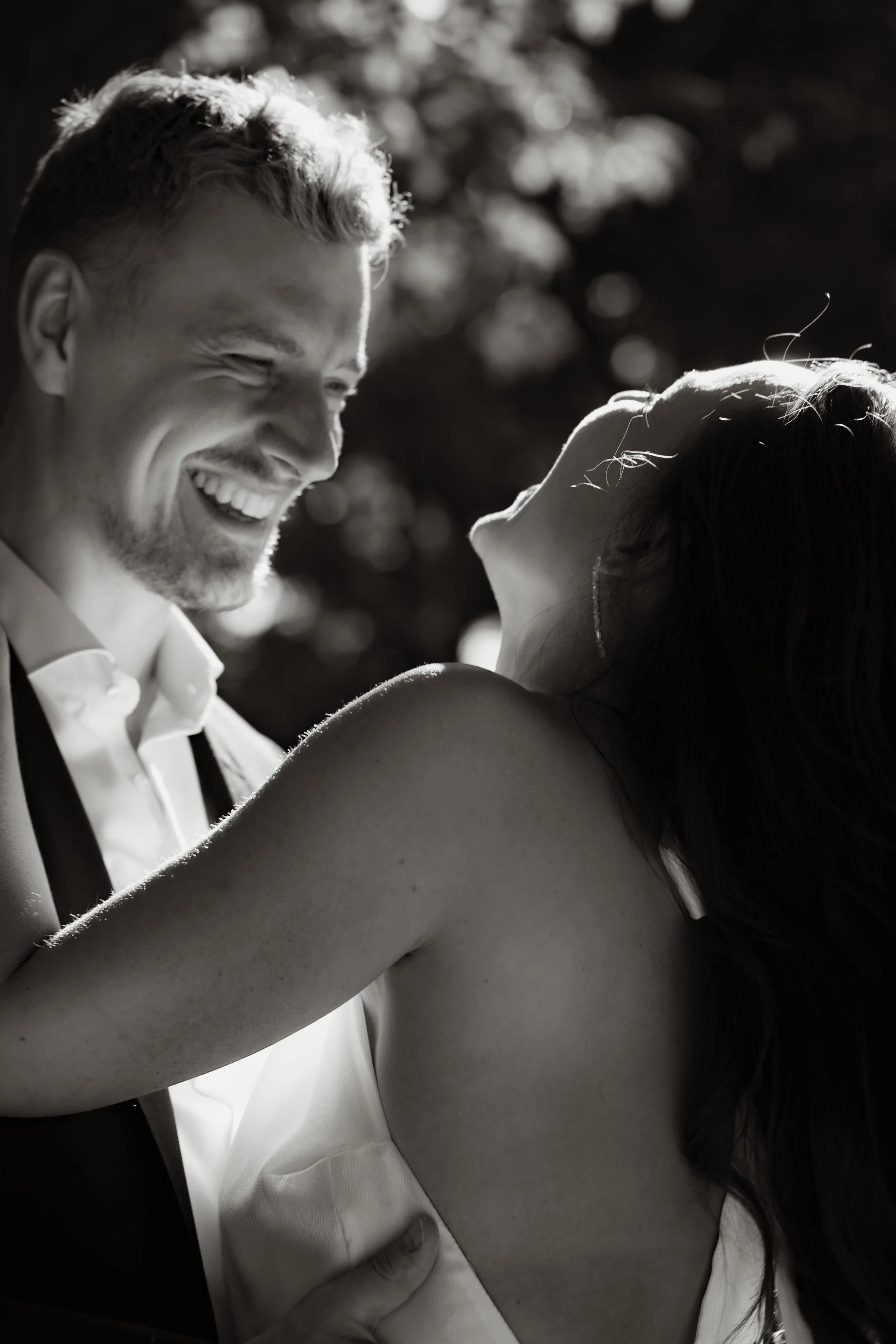 Groom looking at bride laughing taken by wedding photographer Di Salvo, Bad Homburg, Germany.
