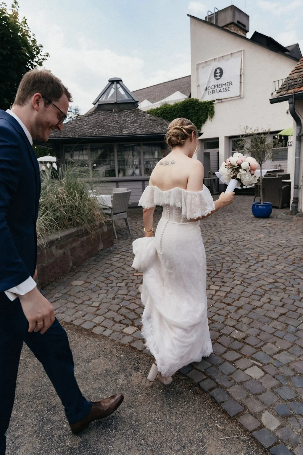 Groom and bride walking to ceremony location together by photographer Jessica Di Salvo in Hochheim, Germany.