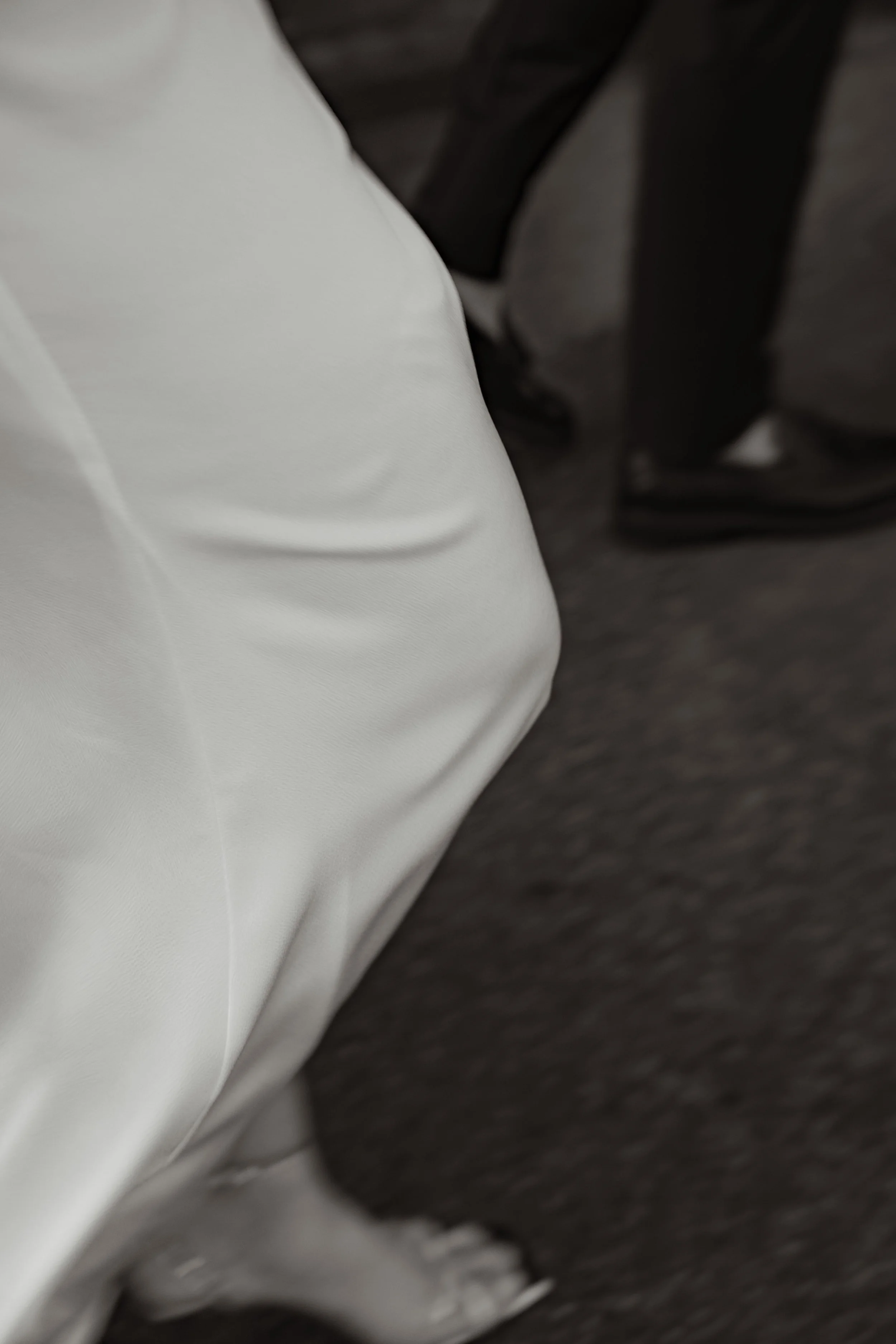 Detailed picture of wedding couple walking side by side, taken by cinematic photographer Jessica Di Salvo.