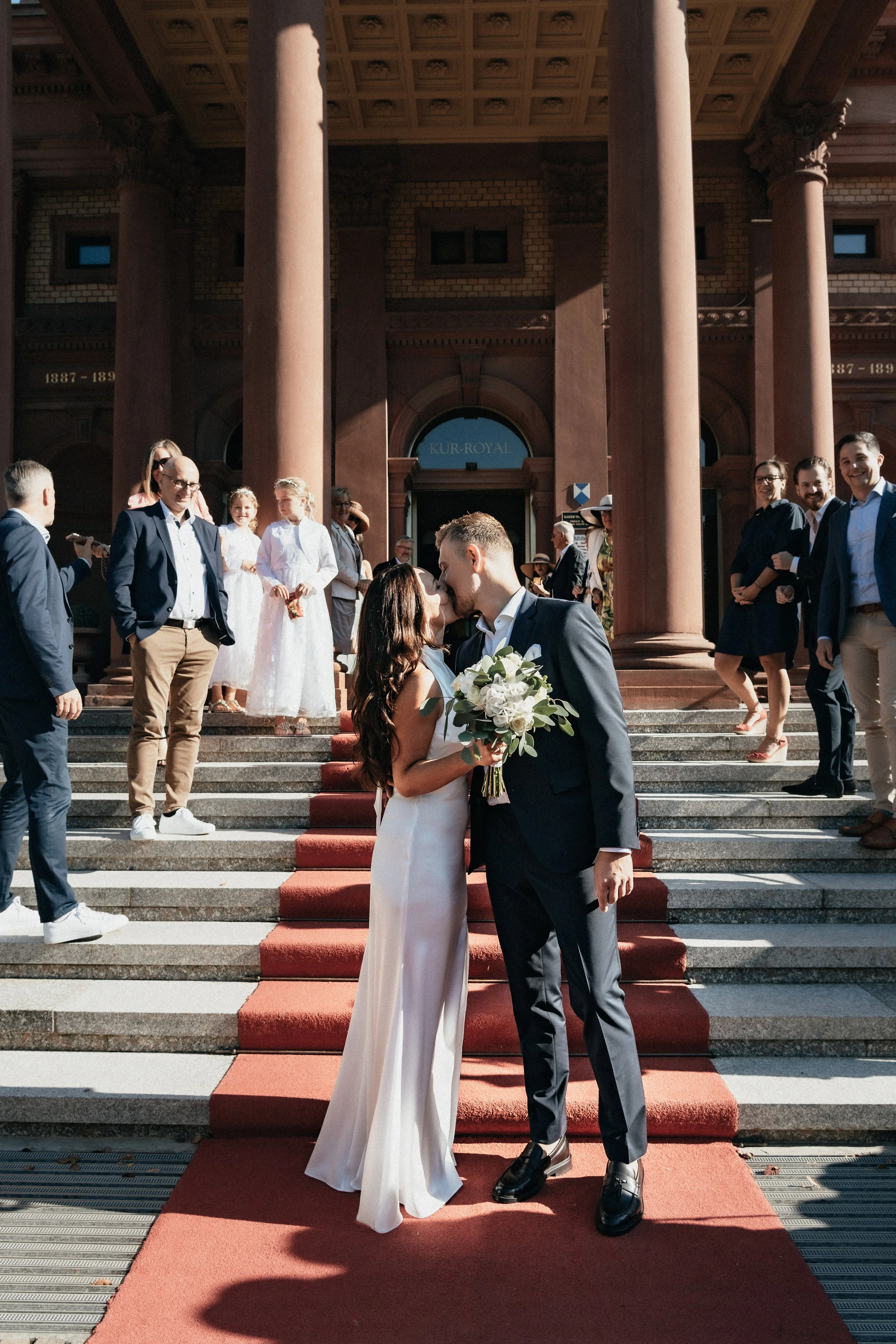 Kiss of the couple in front of the Kaiser Wilhelms Bad in Bad Homburg, Germany.
