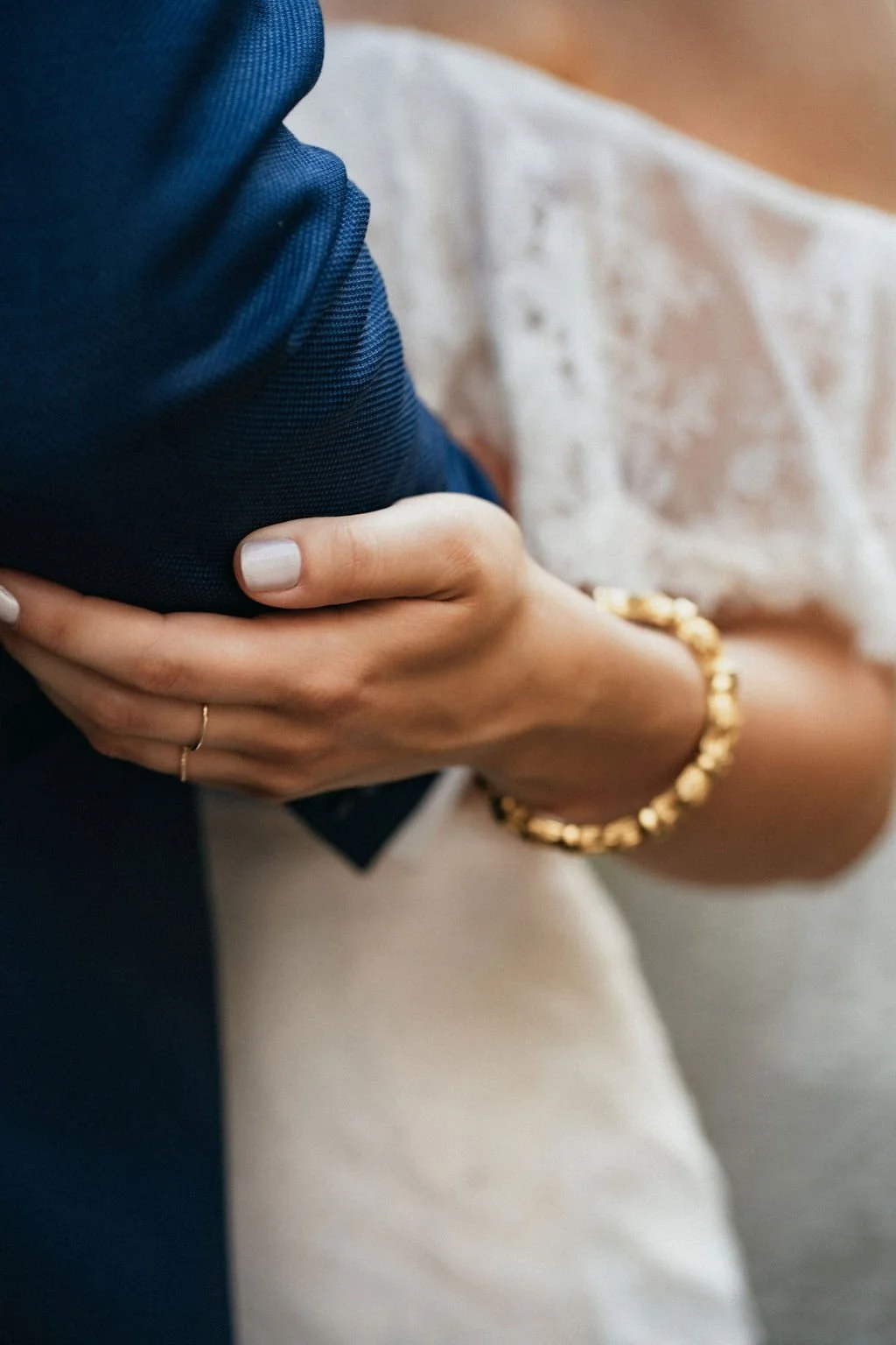 Detailshot of Bride´s hand holding her husband, captured by german wedding photographer Jessica Di Salvo.