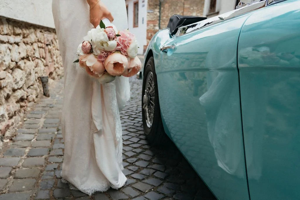 Detailed shot of bride´s flower bouquet and classic car by Jessica Di Salvo.