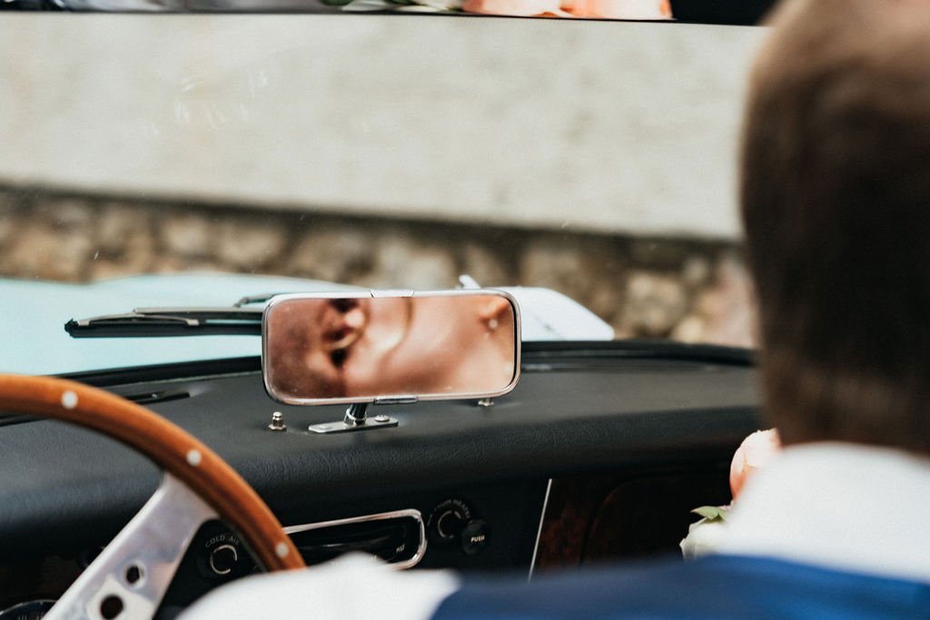 A couple´s kiss reflection in a mirror captured by cinematic wedding photographer Jessica Di Salvo.