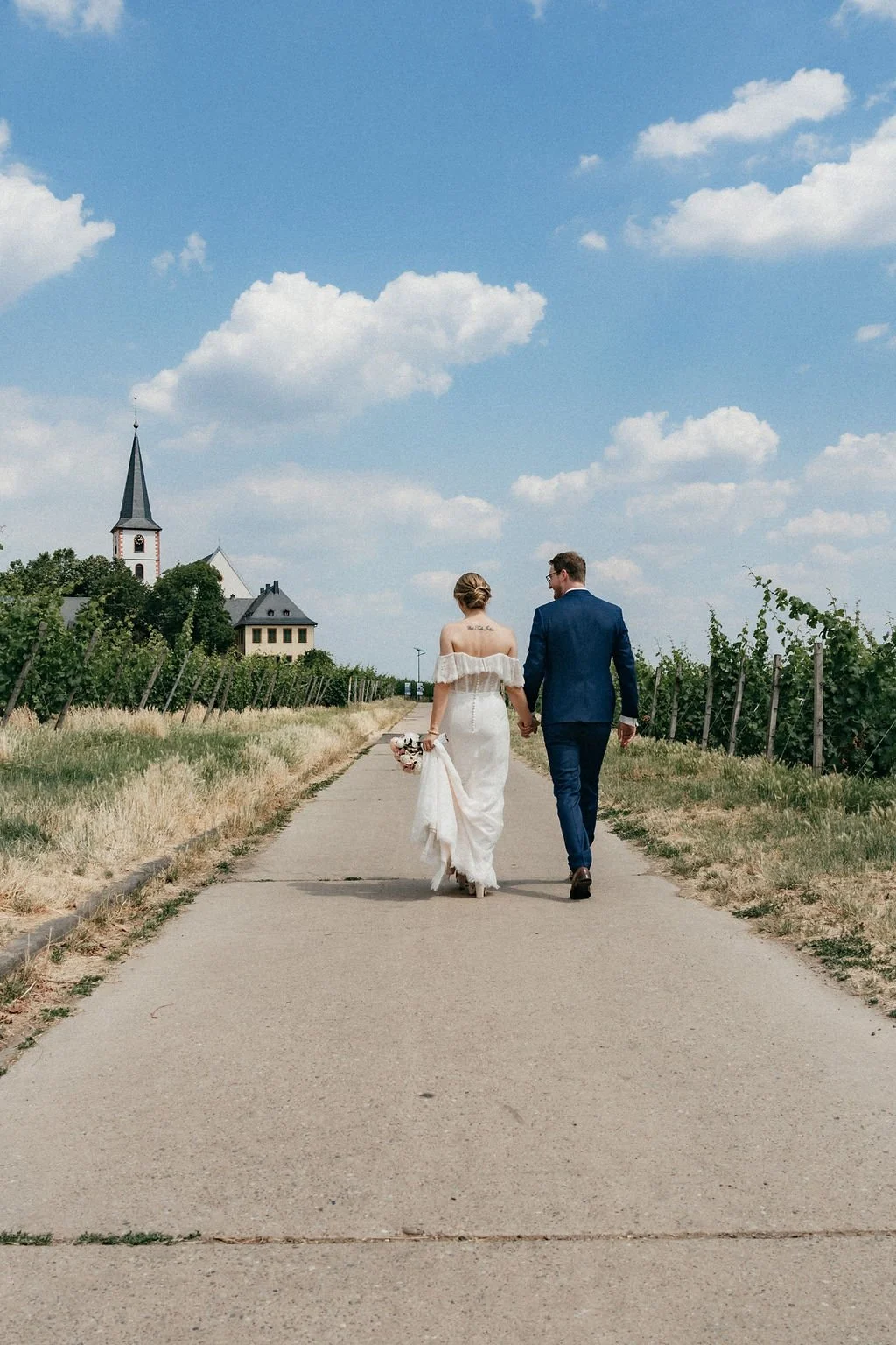 Dramatic picture of a couple´s walk by cinematic wedding photographer Jessica Di Salvo.
