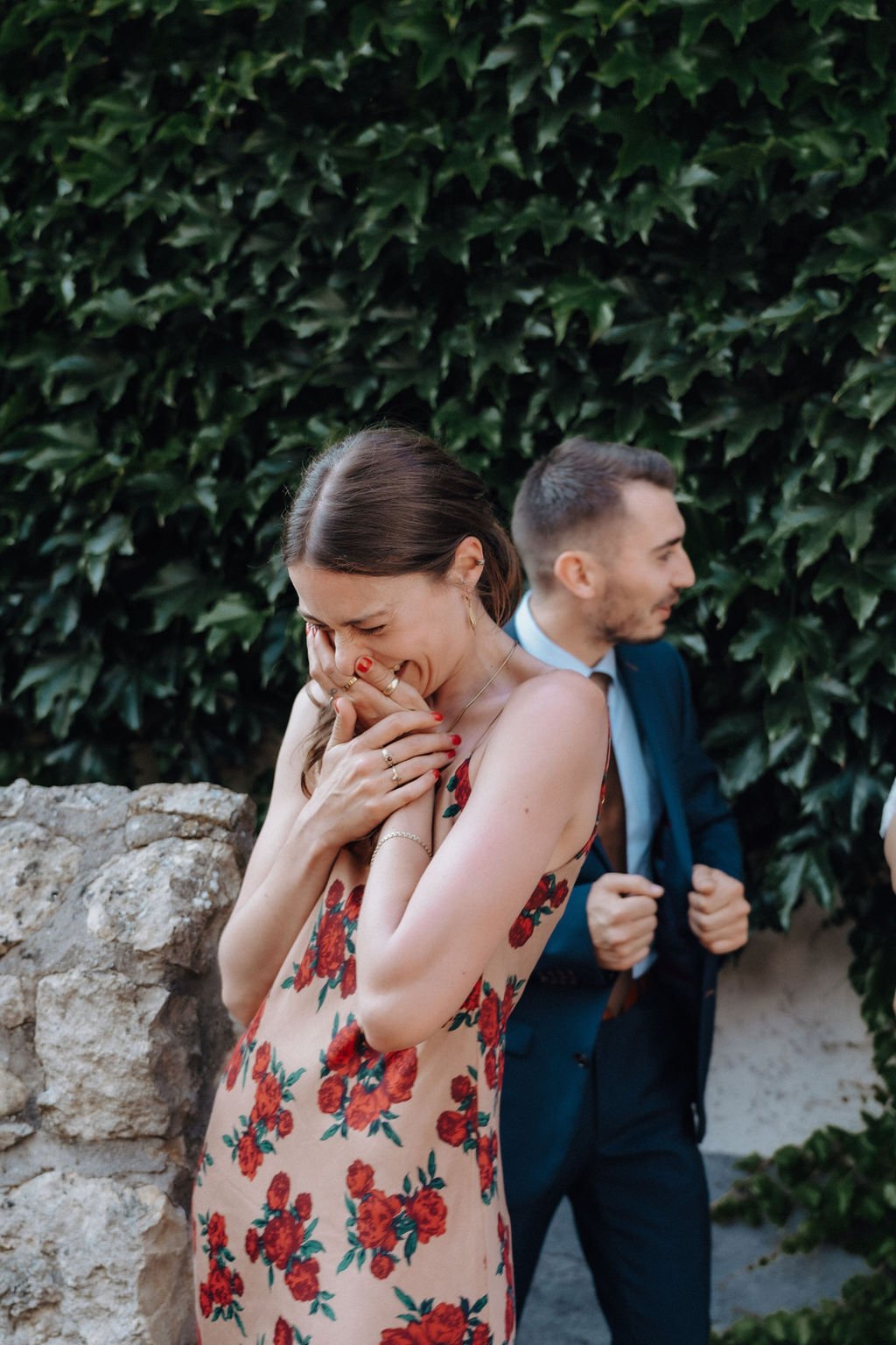 Wedding guest has a hilarious funny moment captured by storytelling wedding photographer Jessica Di Salvo.