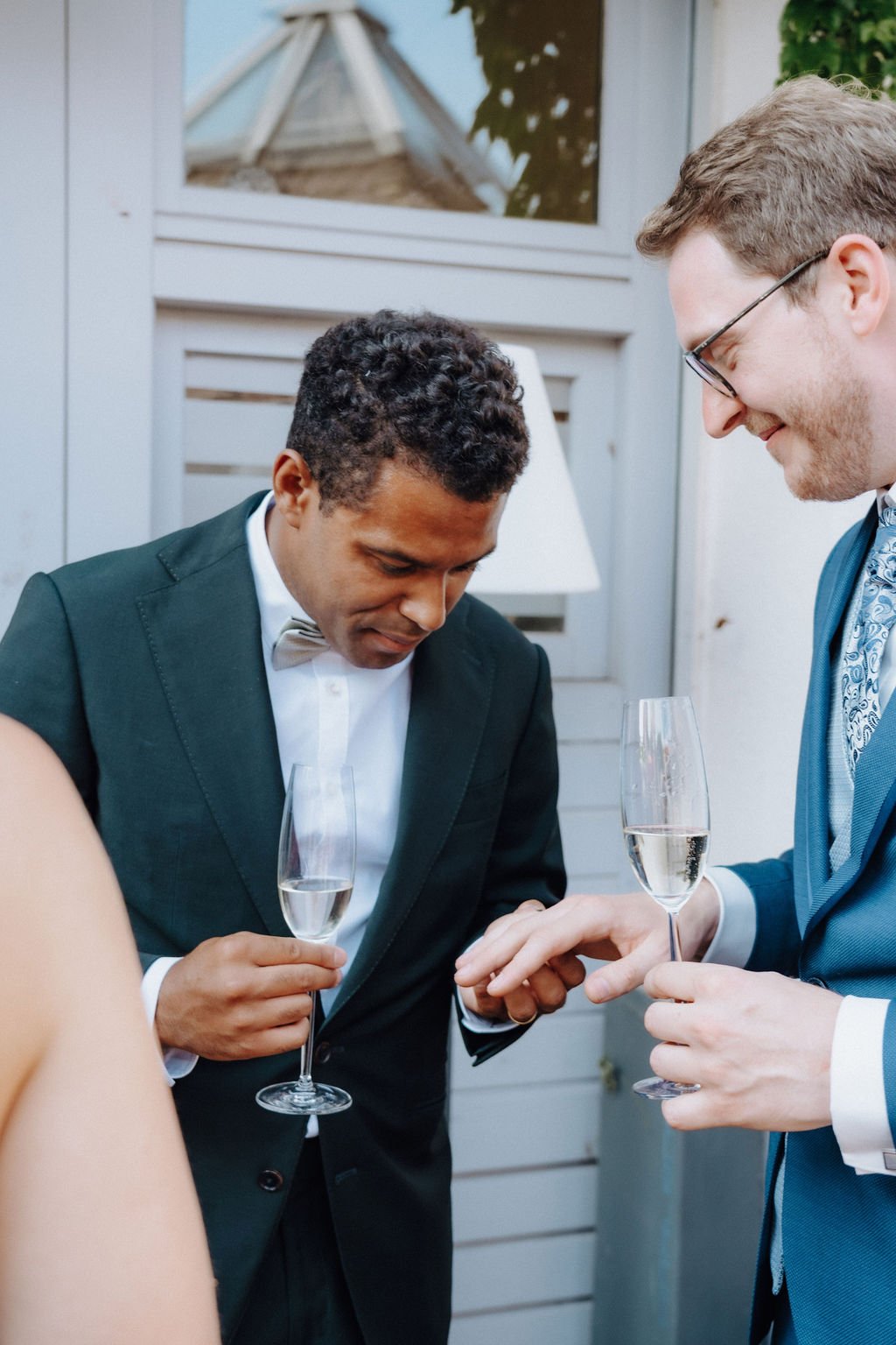 Guest looking at groom´s wedding ring captured by wedding photographer Jessica Di Salvo.