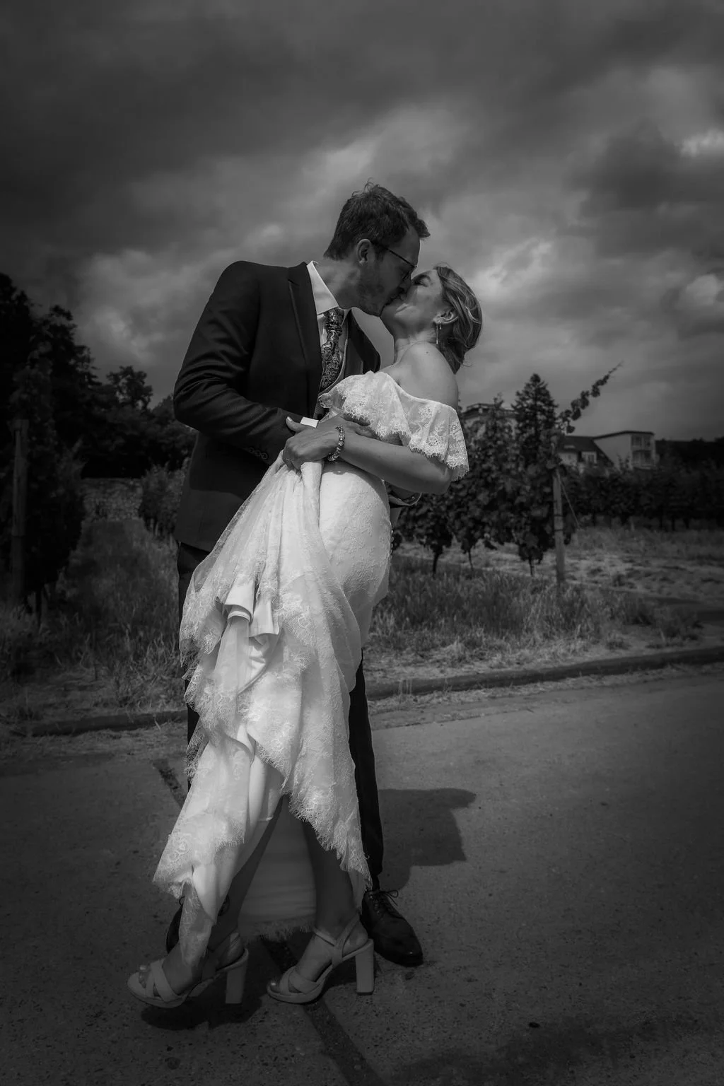 Dramatic black and white picture of a couples kiss by cinematic wedding photographer Jessica Di Salvo.