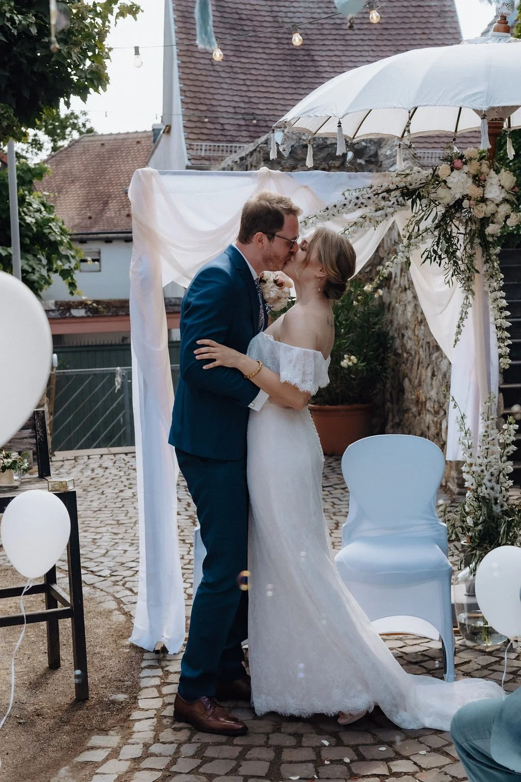 The kiss of the married couple after they said yes, photographed by Jessica Di Salvo.