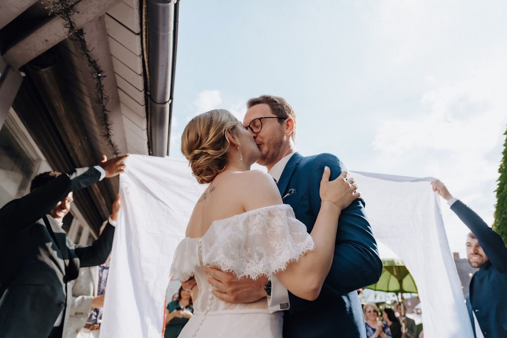 A couples kiss during reception by cinematic wedding photographer Jessica Di Salvo. 