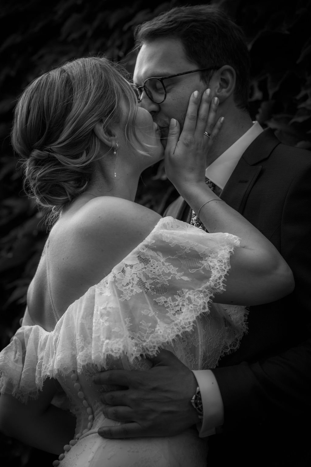 Cinematic black and white picture of a couples kiss by wedding photographer Jessica Di Salvo.
