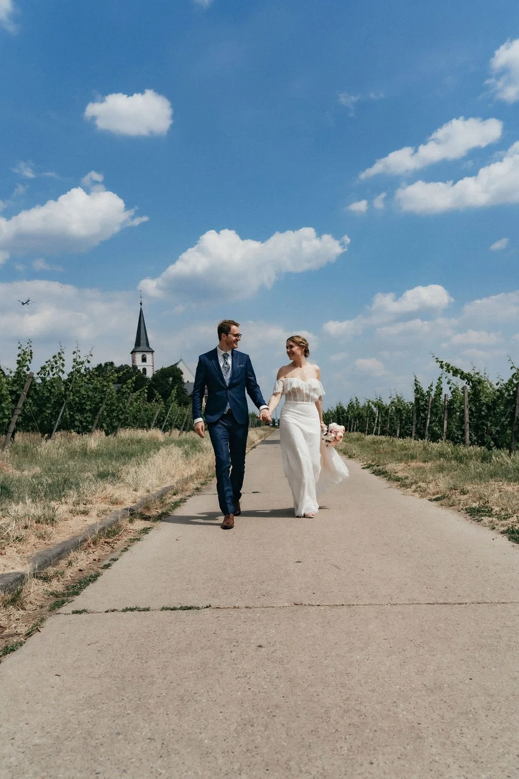 Cinematic picture of a married couple in a  vineyard in Hochheim Germany, captured by wedding photographer Di Salvo.
