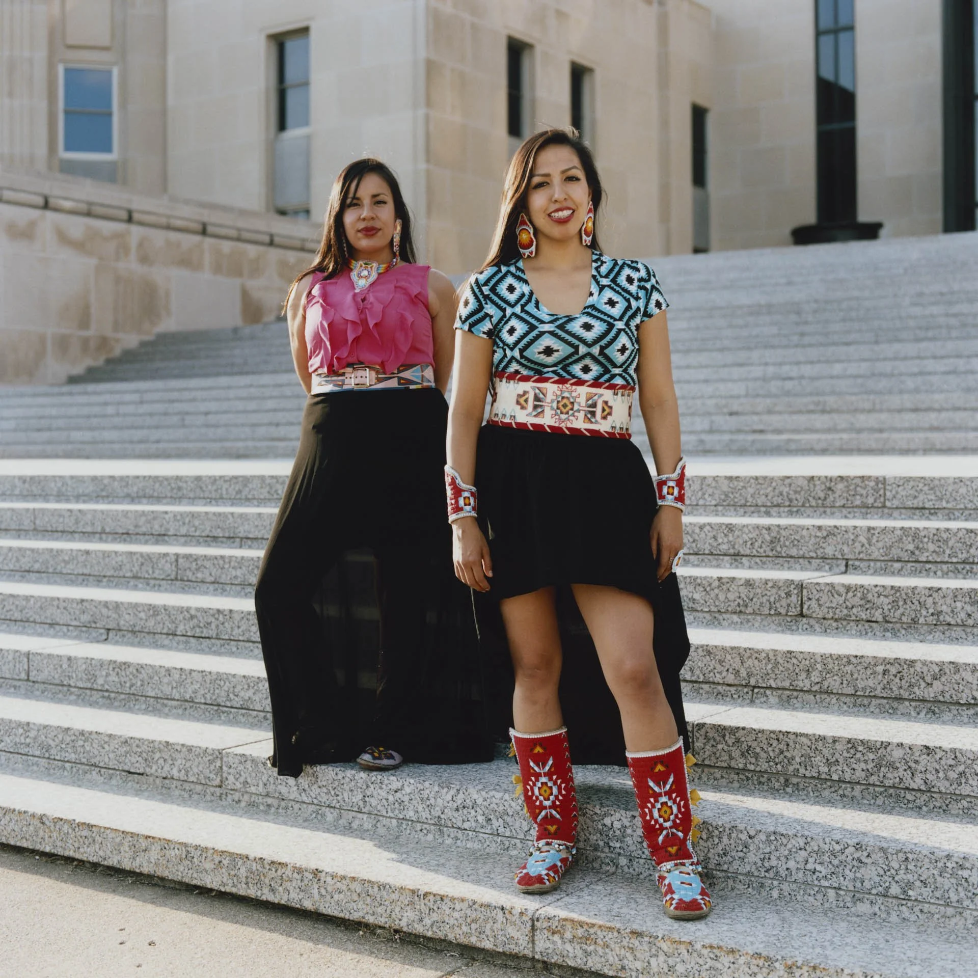 Alayna (left) and Tonia Jo. These two Lakota women introduce themselves as sisters, even though there is no blood relation. “We take each other as sisters in the Lakota way”, says Tonia Jo. In the Dakota/Lakota culture, one doesn’t need matching DNA 