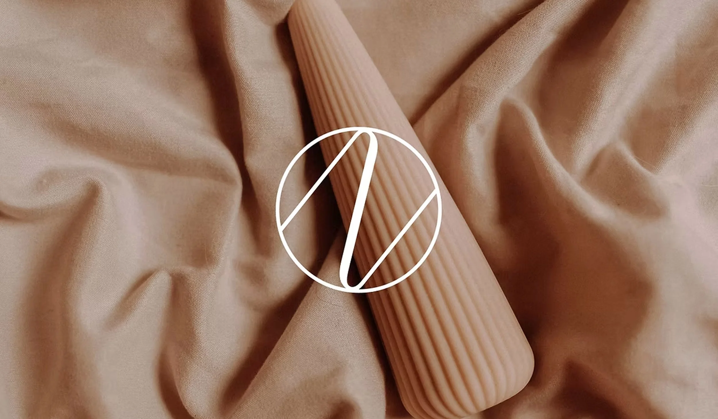 Direction artistique graphiste Logotype branding identité visuelle Nu.e