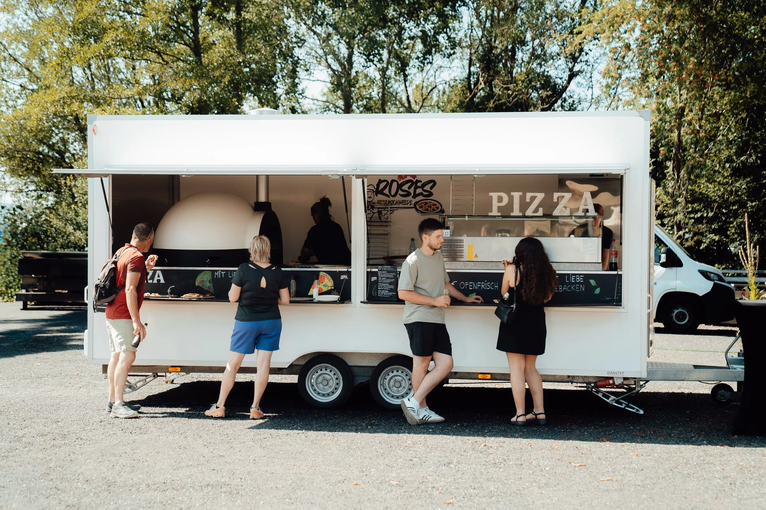 Pizza-Catering f&uuml;r euer Event! 🍕 

Ob Hochzeit, Geburtstag, Firmenfeier oder Vereinsfest &ndash; wir bringen den Geschmack von Roses Pizzaschmiede direkt zu euch!

Mit unserem Pizzawagen backen wir frische, knusprige Pizzen direkt vor Ort und s