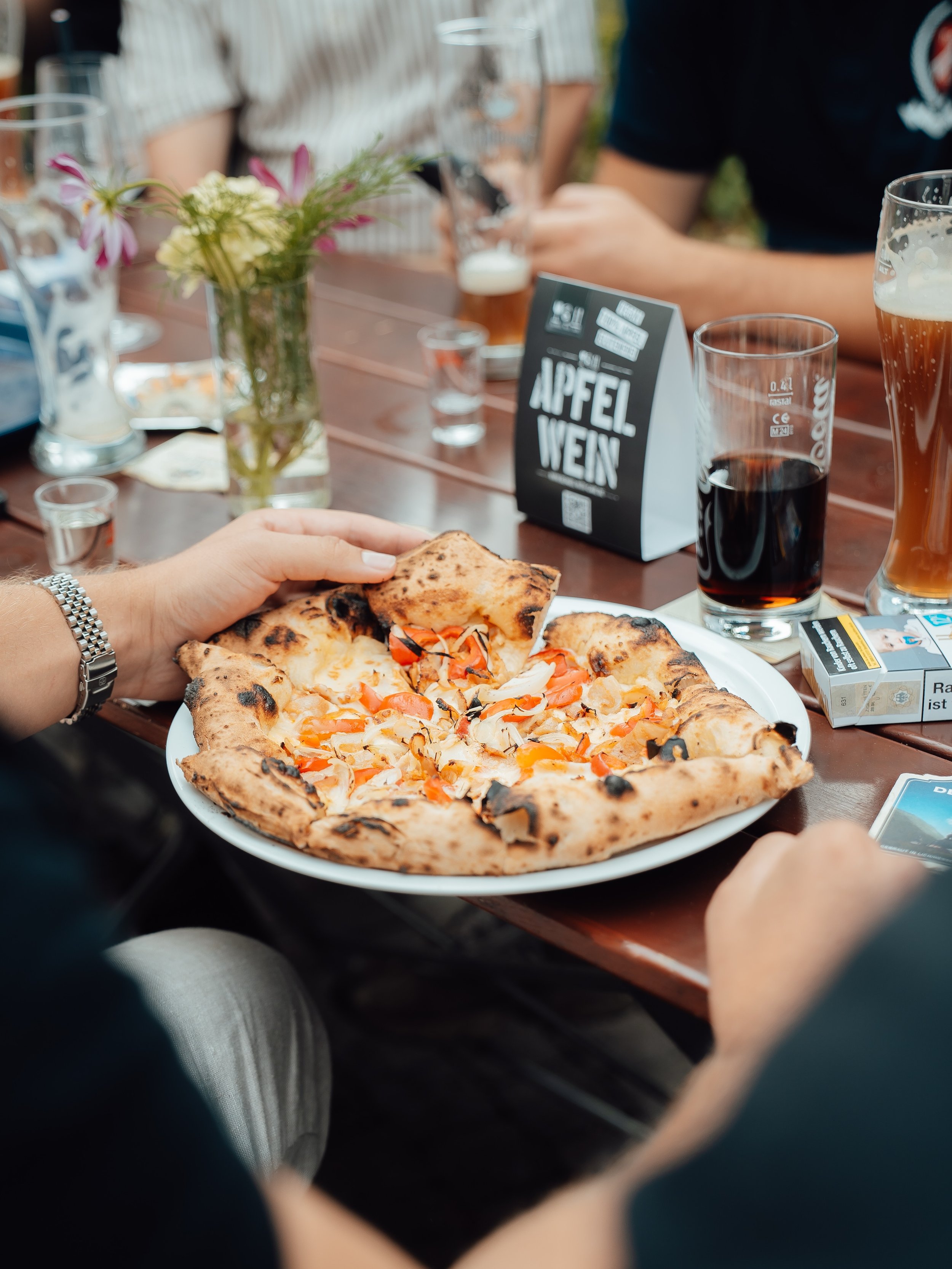 Pizza, Lieblingsgetr&auml;nk &amp; ein Pl&auml;tzchen bei uns, so l&auml;sst sich&rsquo;s genie&szlig;en! 🍕🍹☀️
Kommt vorbei, macht&rsquo;s euch gem&uuml;tlich und genie&szlig;t es bei uns. ❤️

Wir freuen uns auf euch! 🍕
#RosesPizzaschmiede #Bierga