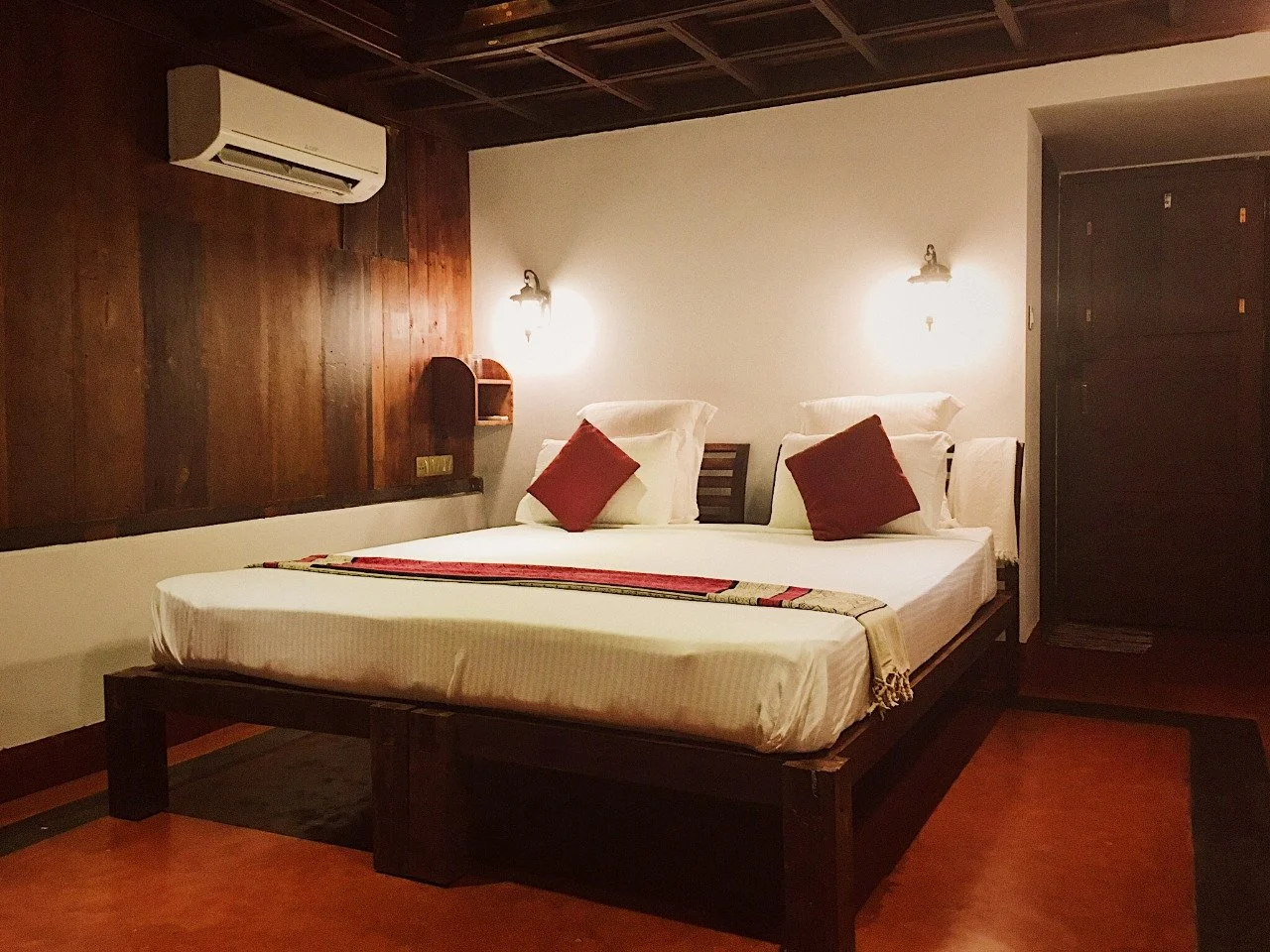 Yoga & Ayurveda Retreat Kerala - Standard Heritage Kerala Wooden Room