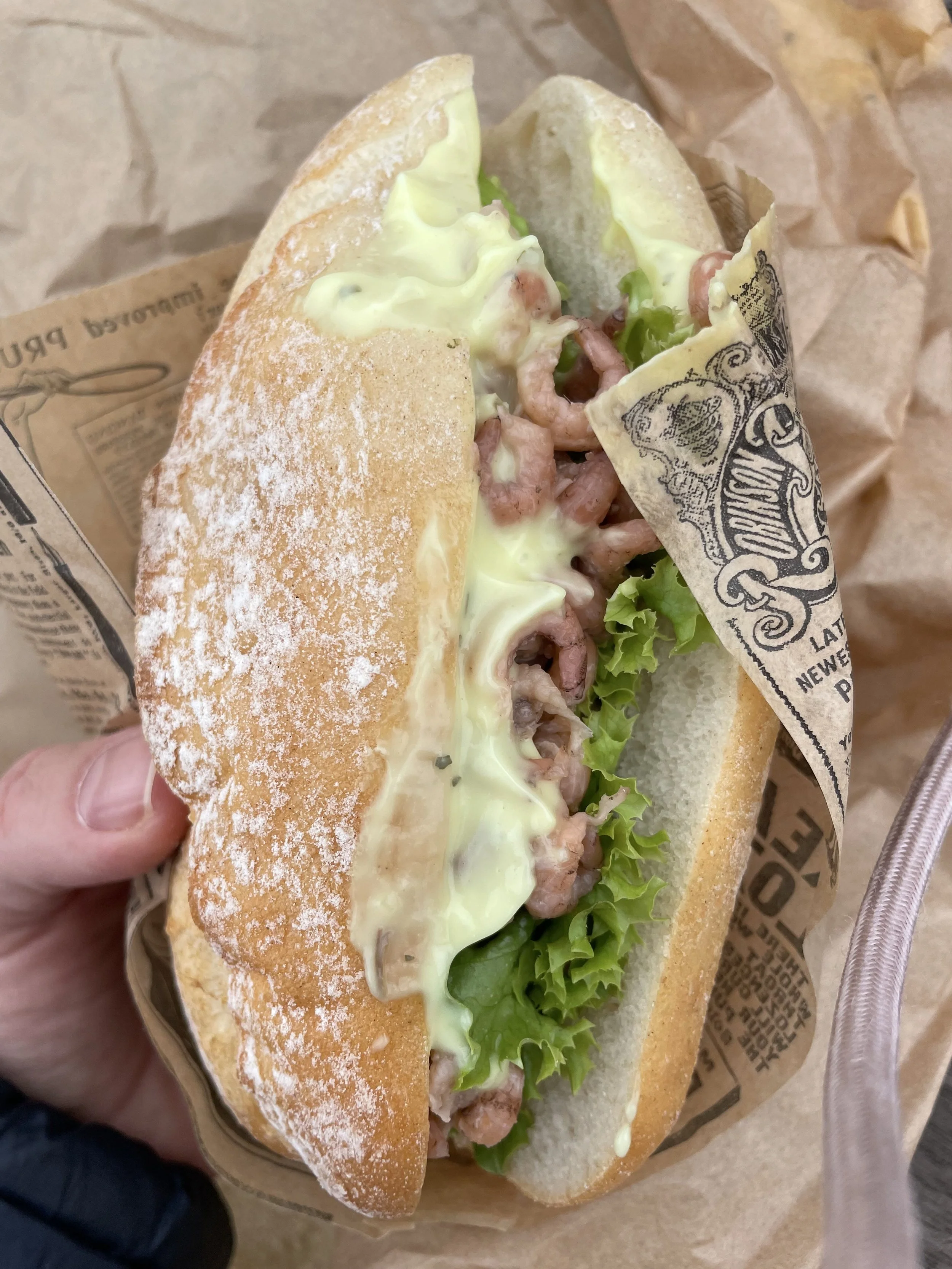 Auf dem Bild sieht man ein frisches, leckeres Krabbenbrötchen - ein Klassiker an der Nordsee