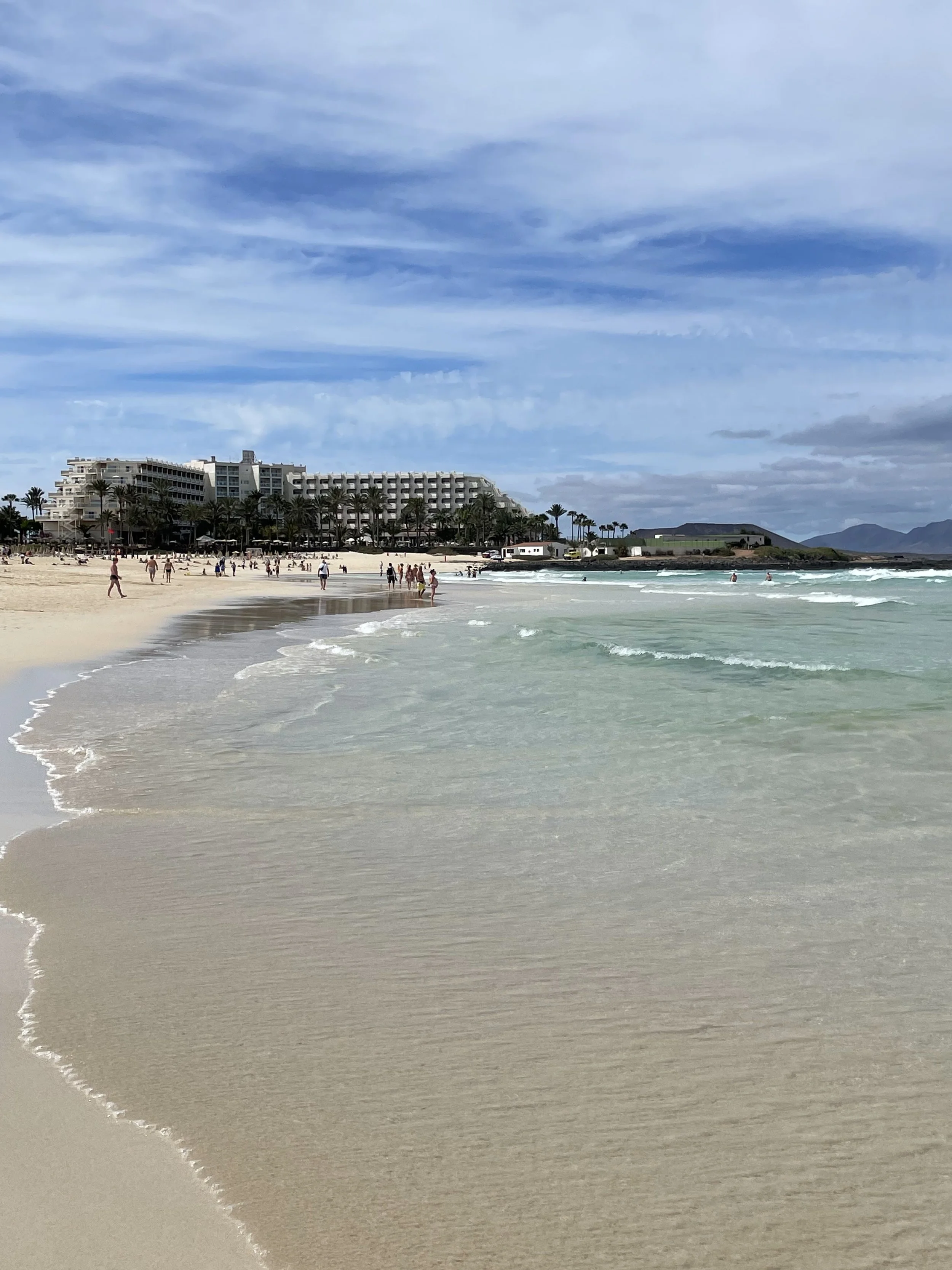 Feiner Sand, kristallklares Wasser, ein perfekter Strand für Familien mit Kindern